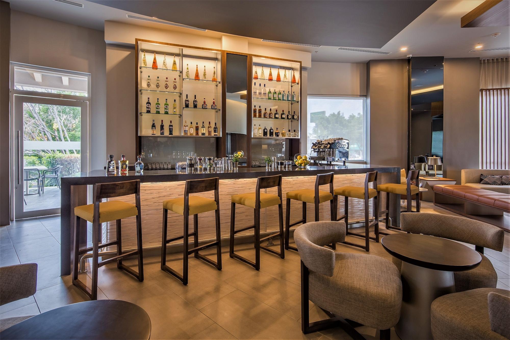 Bar/Salón AC Hotel by Marriott Guadalajara Expo