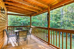 Alquiler Vacacional - Porch & Fire Pit: Rustic Log Cabin in Smokies!