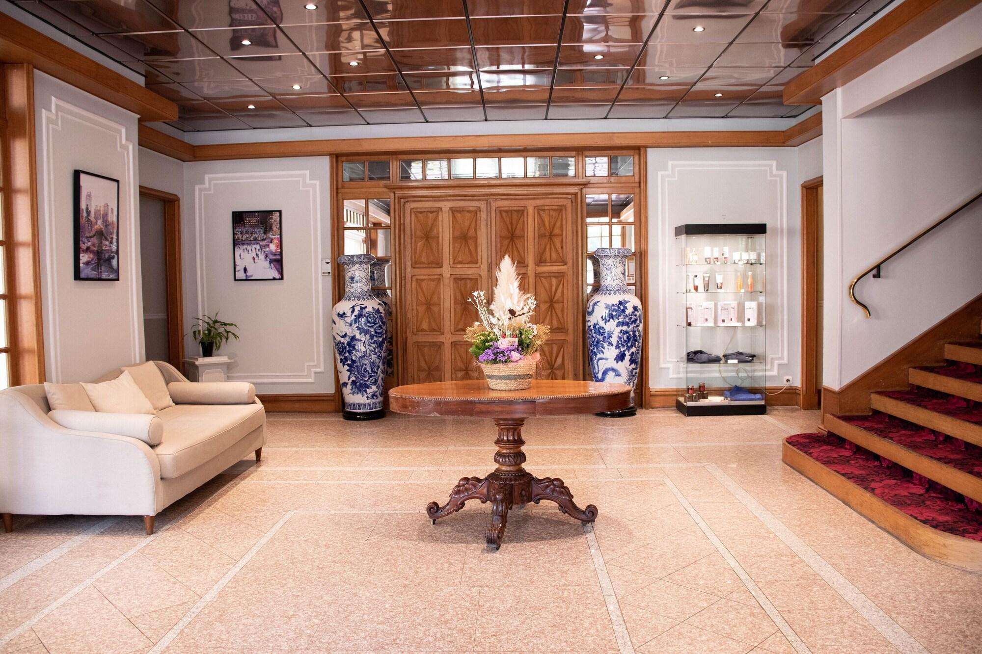 Vista Lobby Hotel Le Continental