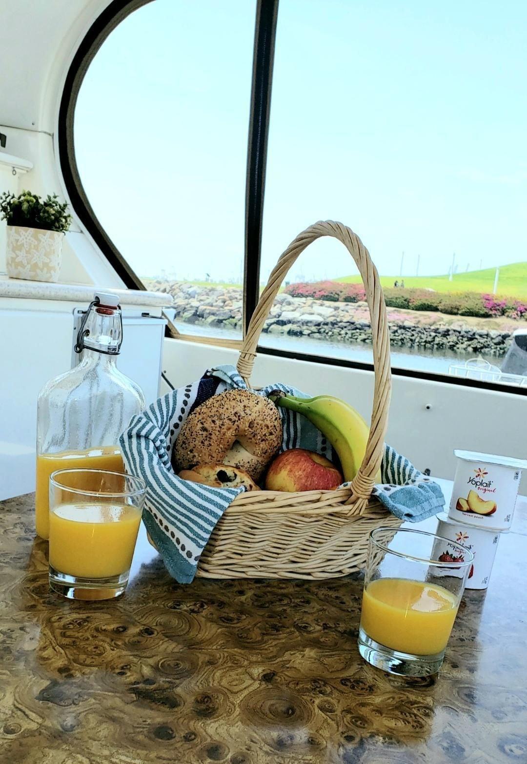 Restaurant Dockside Boat & Bed Long Beach