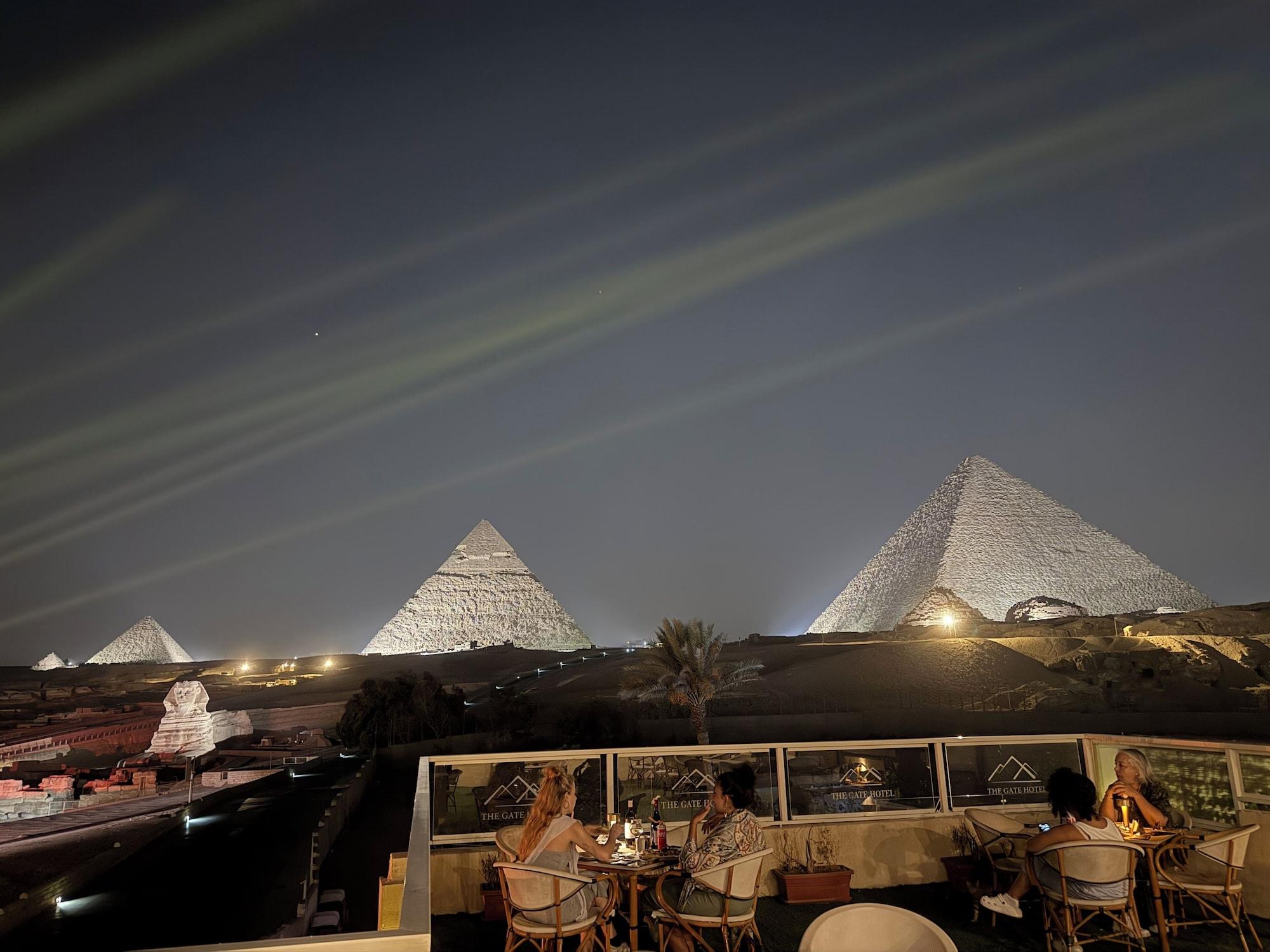 Vista Exterior The Gate Hotel Front Pyramids & Sphinx View