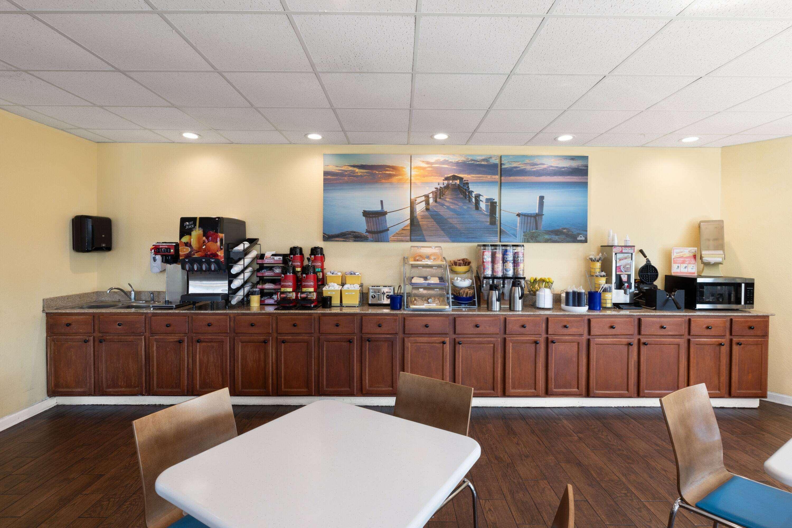 Restaurant Days Inn by Wyndham Biloxi Beach