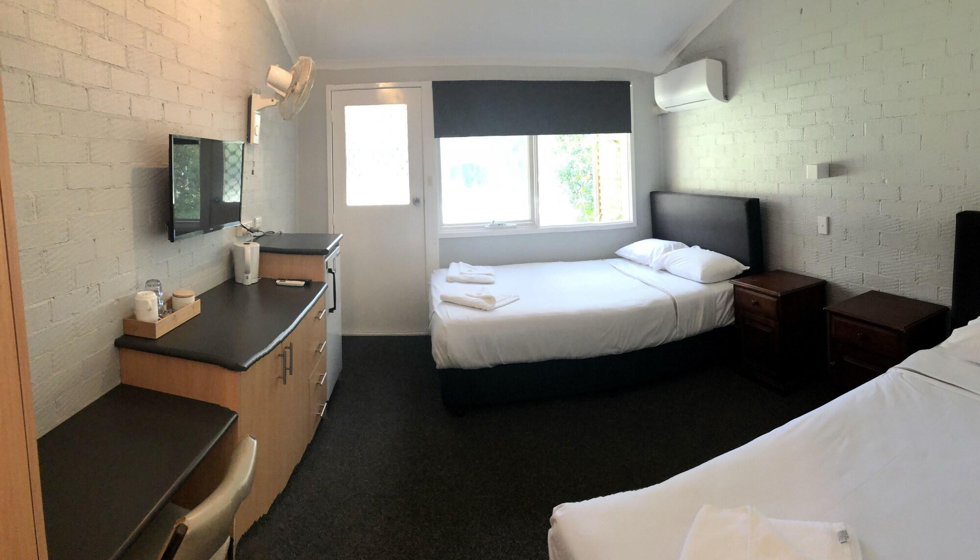 Varios Bateau Bay Hotel