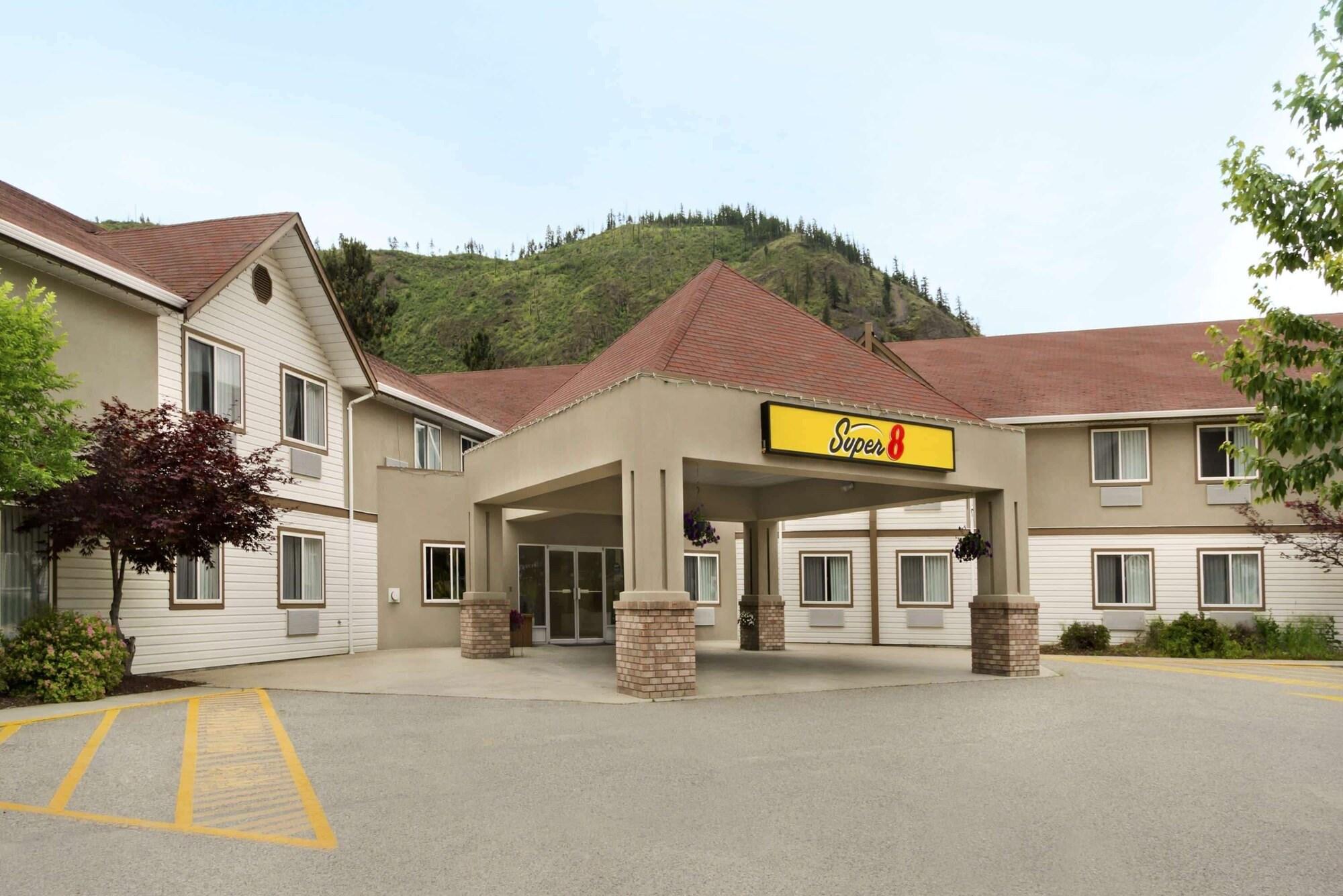 Vista Exterior Super 8 by Wyndham West Kelowna BC
