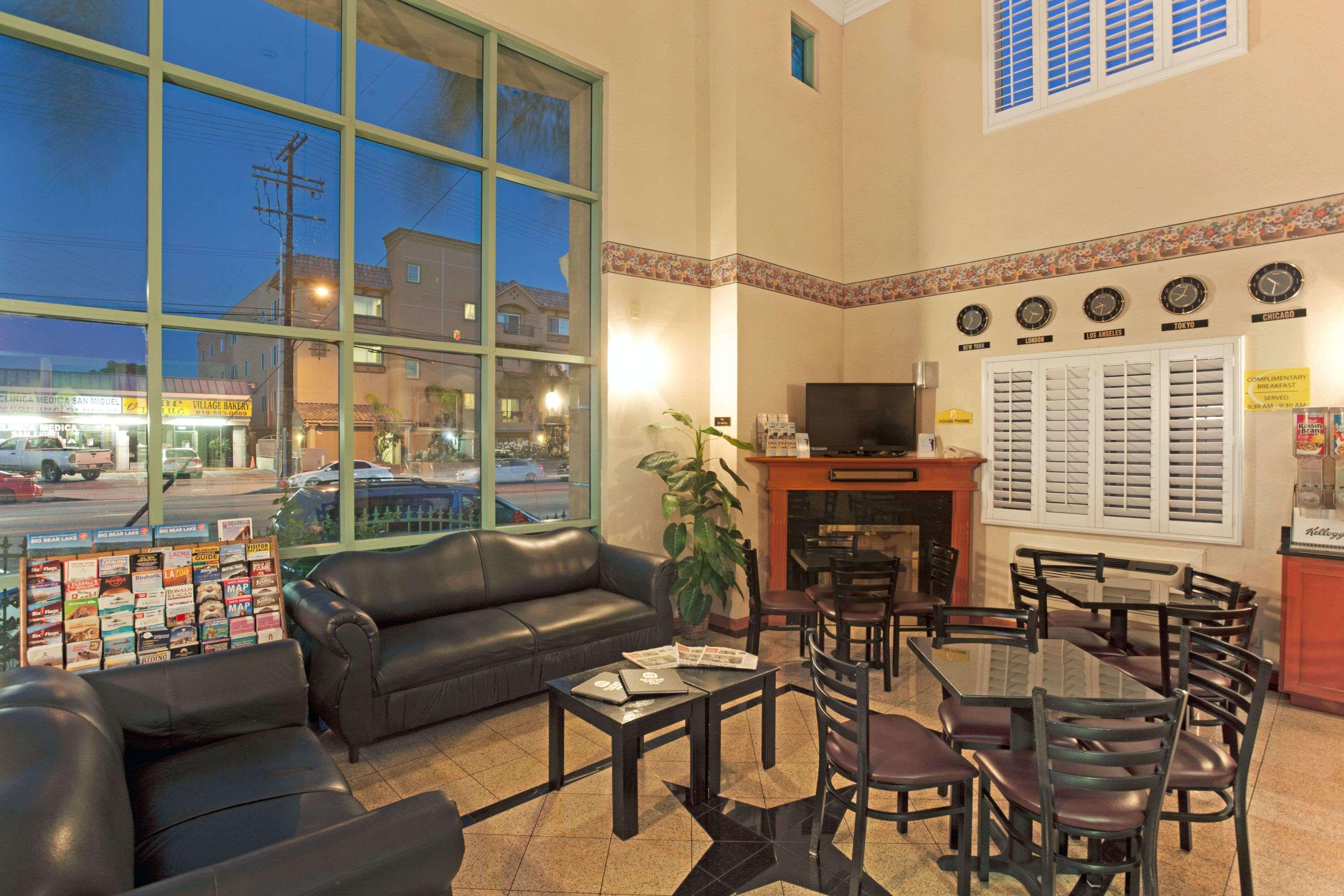 Vista Lobby Super 8 by Wyndham North Hollywood