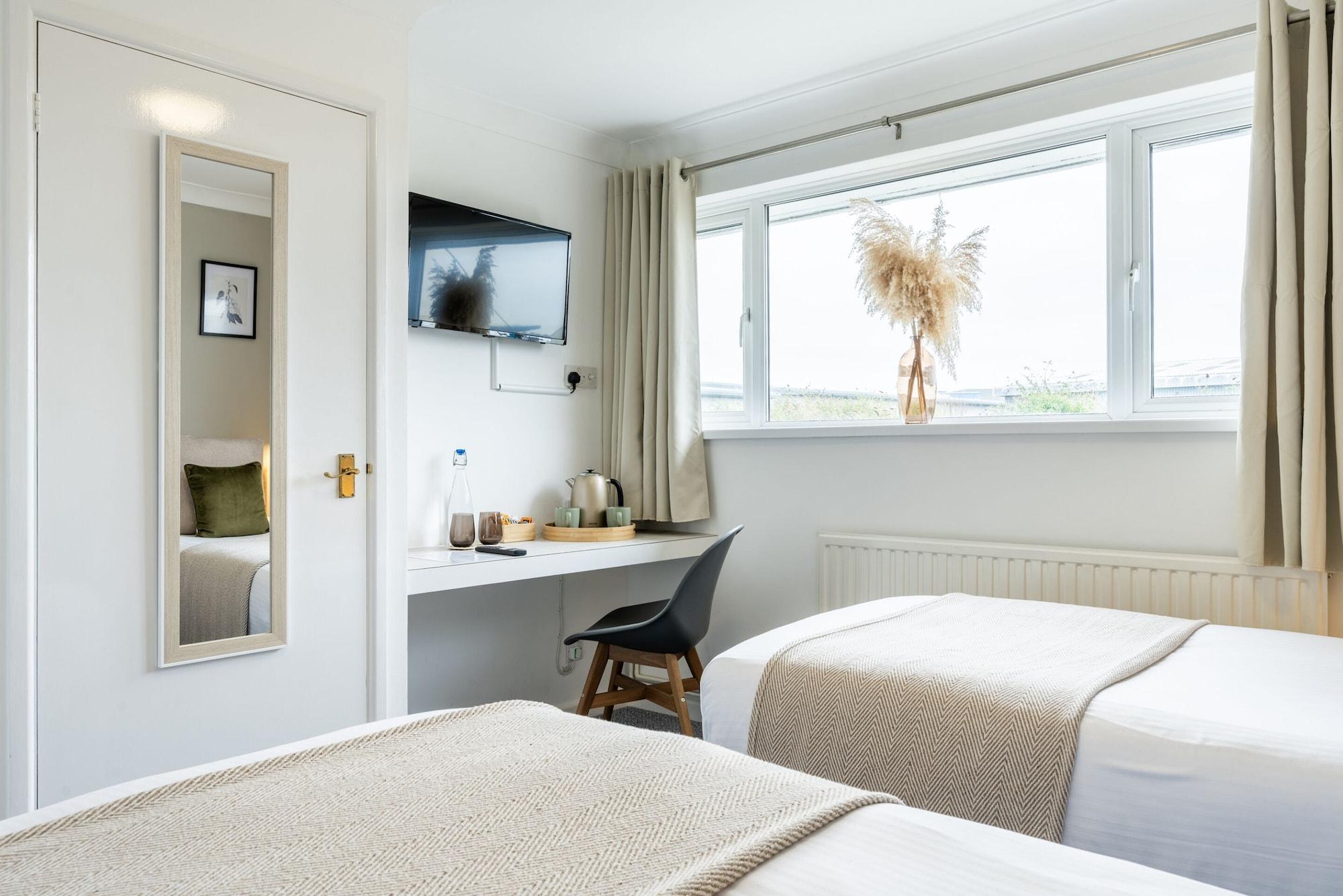 Varios The Inn For All Seasons