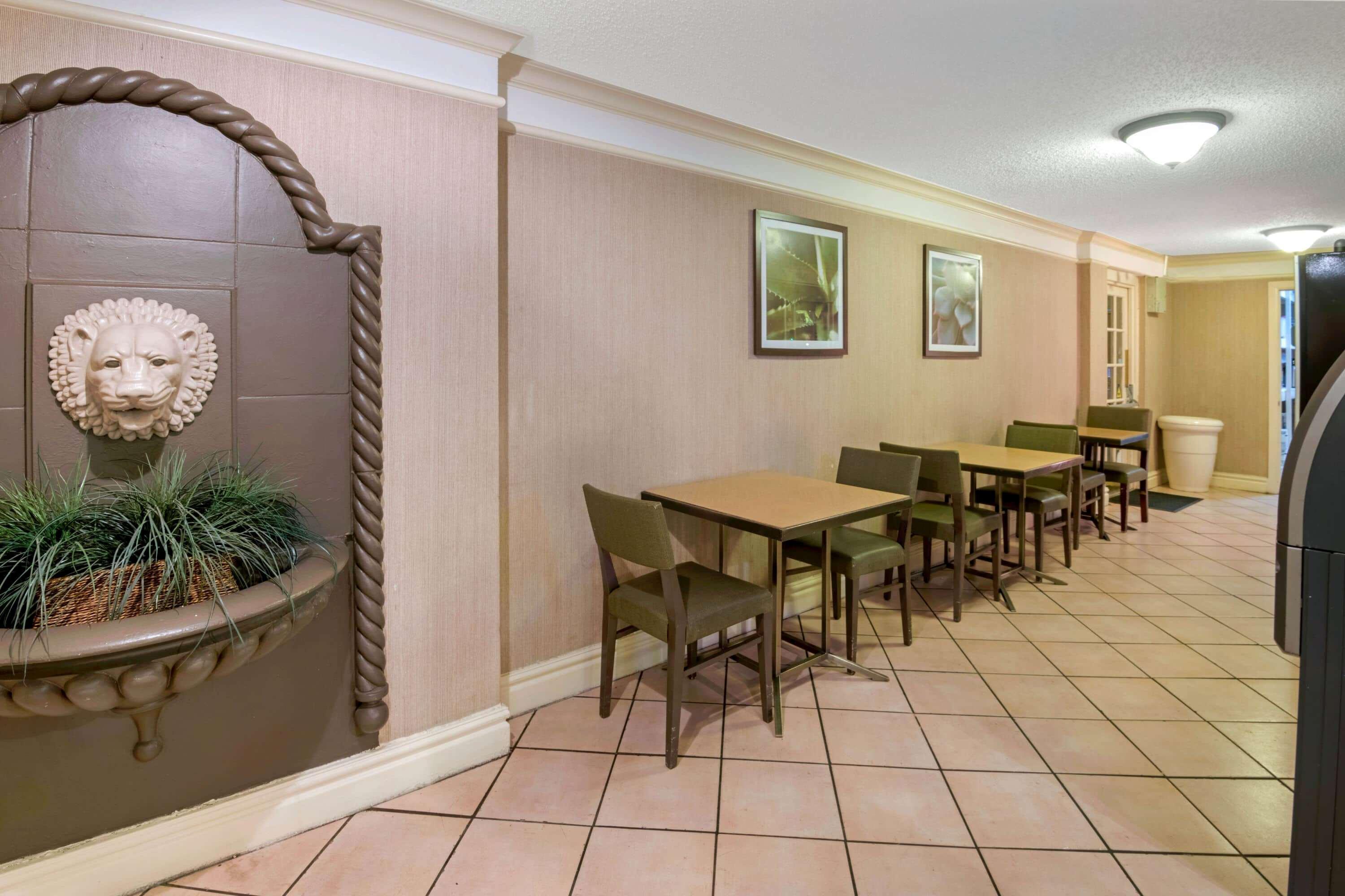 Vista Lobby La Quinta Inn by Wyndham San Antonio Market Square