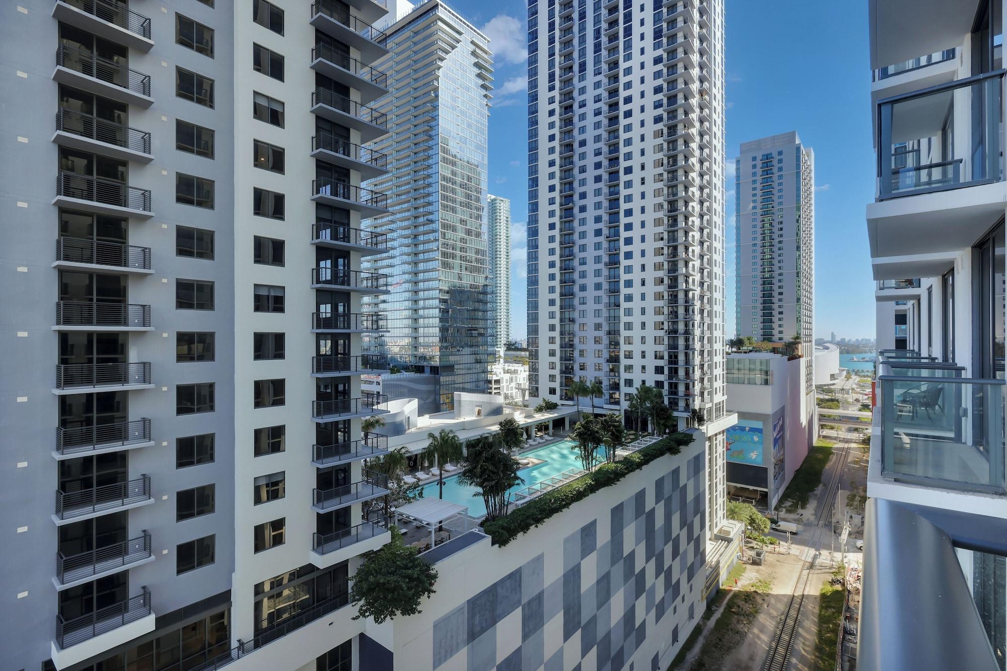 Vista Exterior The Grandeur Suites - Crosby Miami