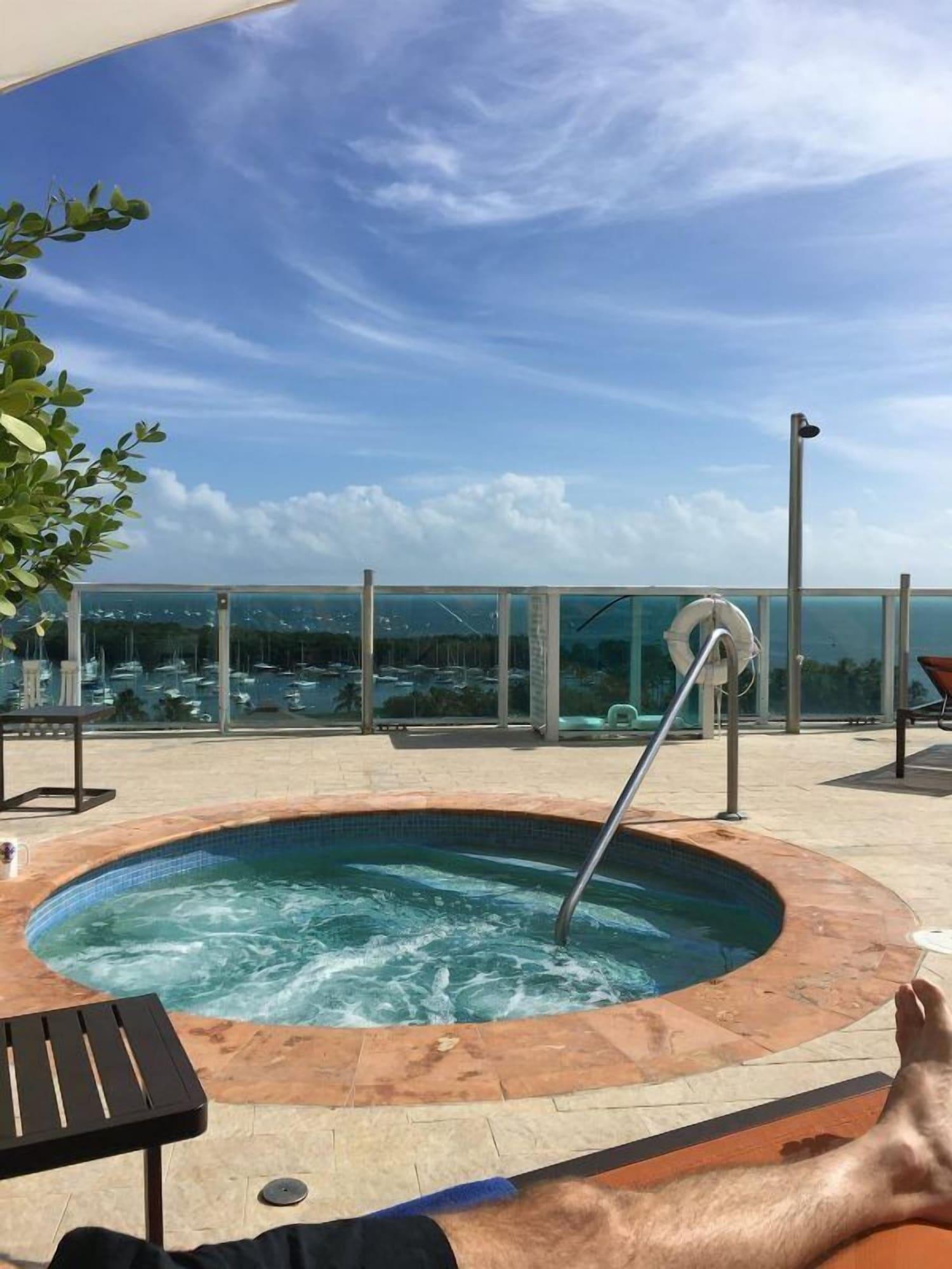 Vista Piscina Miami Vacation Rentals - Coconut Grove