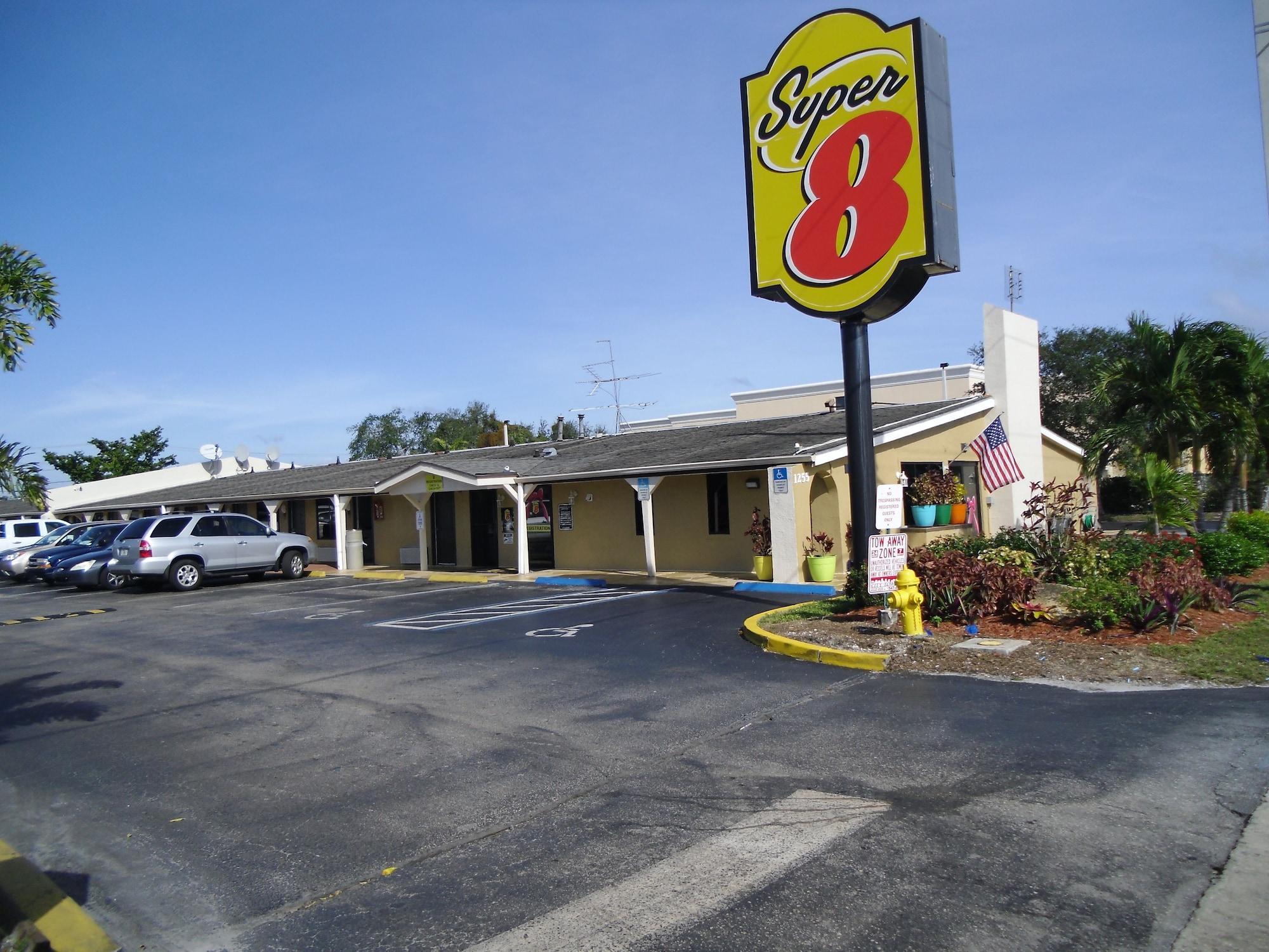 Vista Exterior Super 8 by Wyndham Lantana West Palm Beach