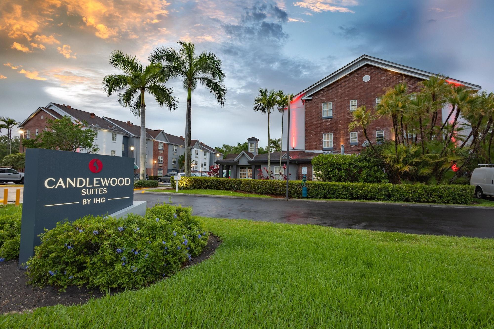 Vista Exterior Candlewood Suites Miami Lakes by IHG