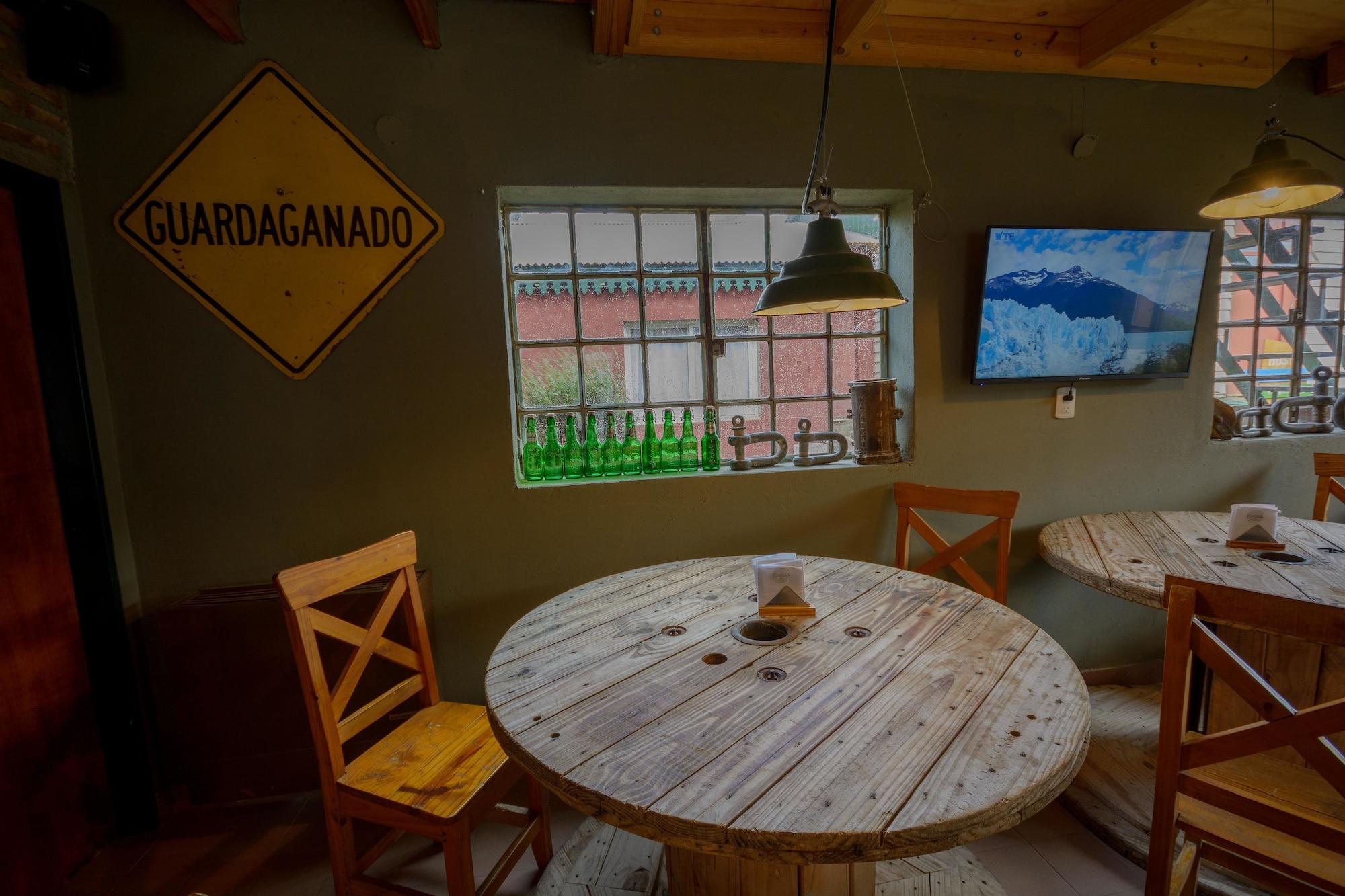 Bar/Salón Hostel del Glaciar Pioneros