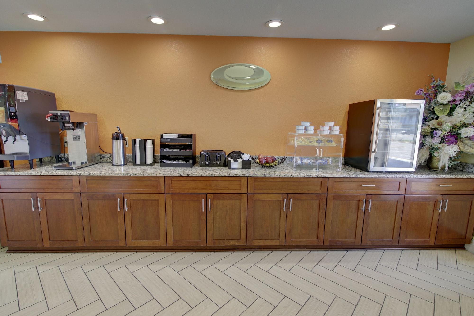 Vista Lobby Econo Lodge at Military Circle