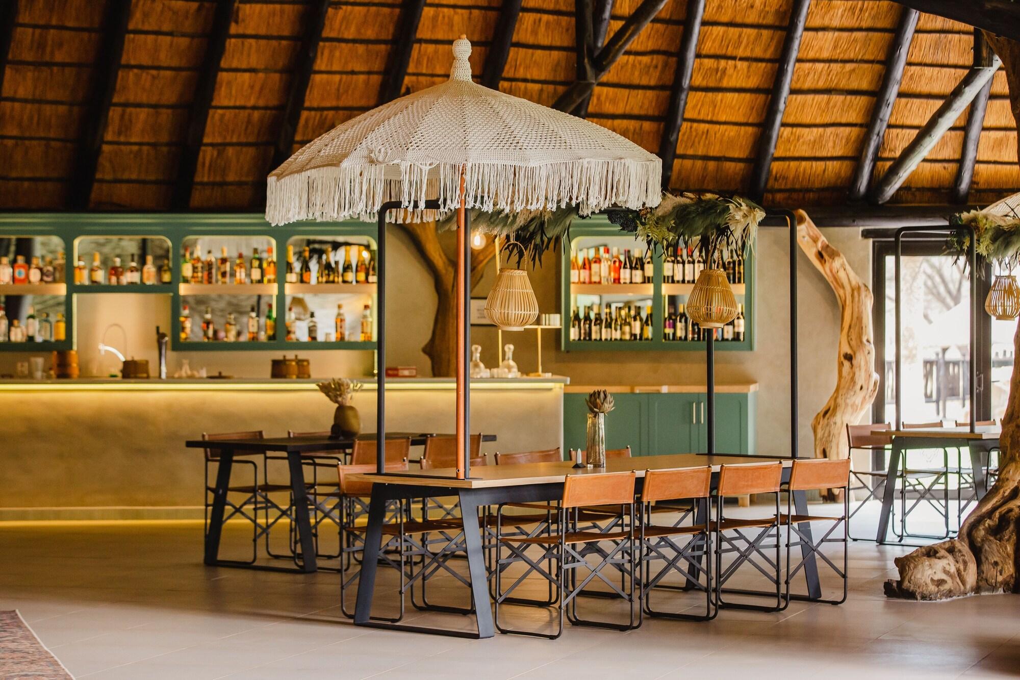 Bar/Salón Okapuka Safari Lodge