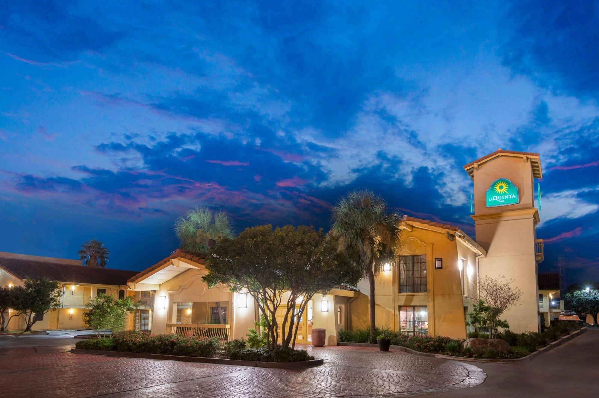 Vista Exterior La Quinta Inn by Wyndham San Antonio Market Square
