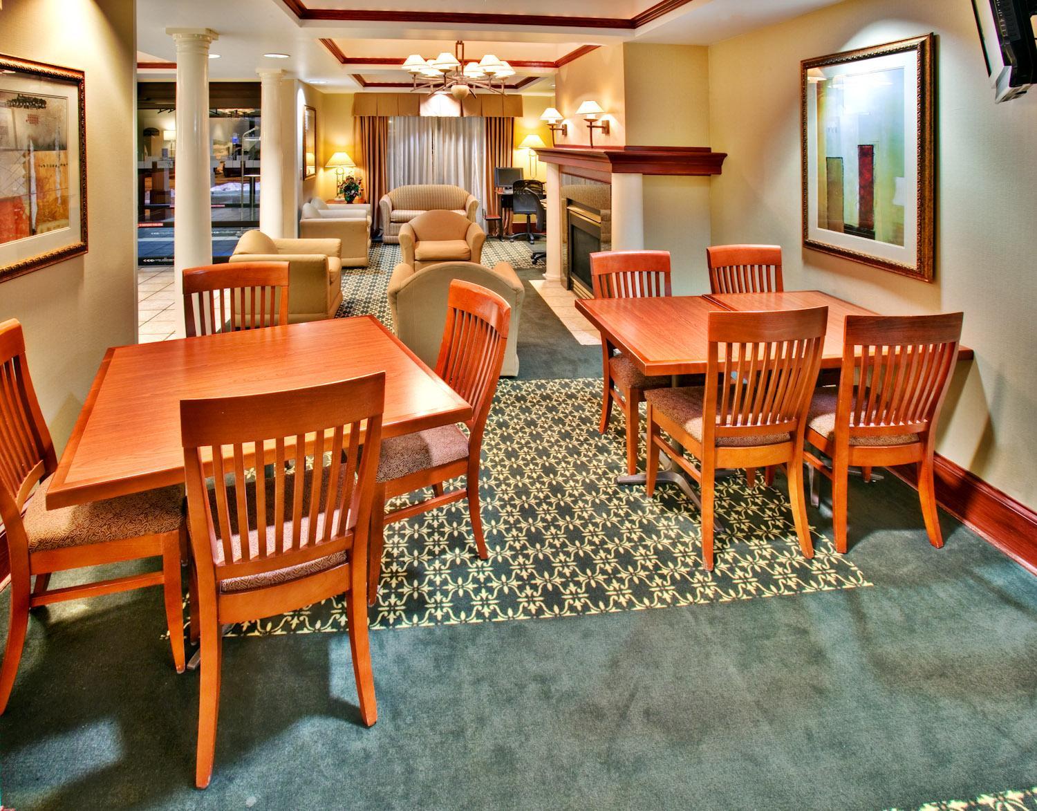 Vista Lobby Holiday Inn Express & Suites - Interstate 380 at 33rd Avenue by IHG