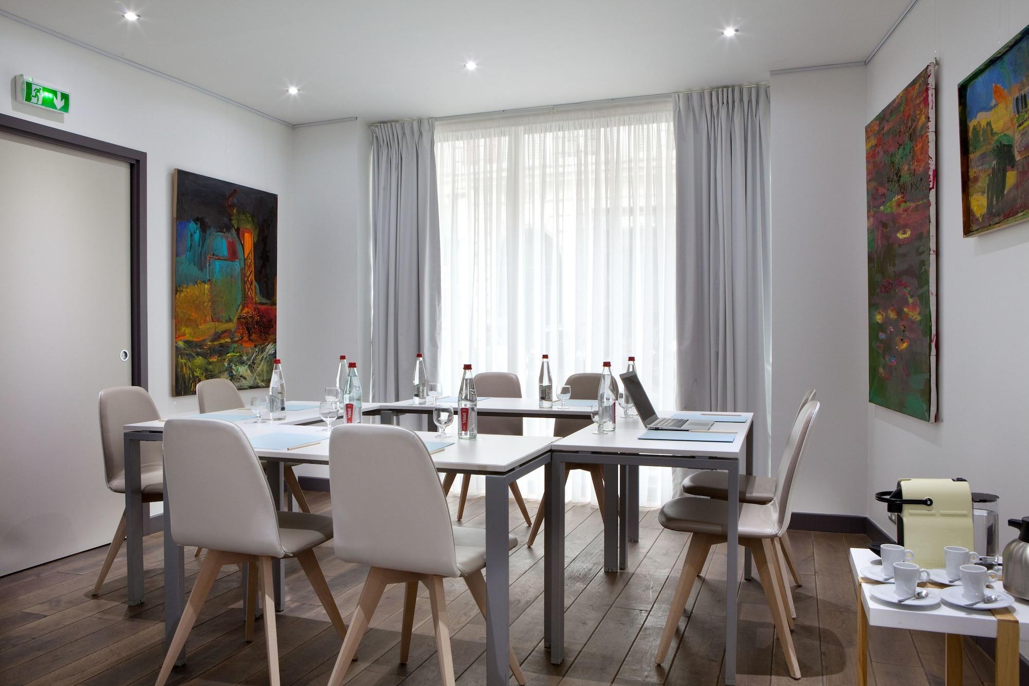 Sala de Reuniones Serotel Suites