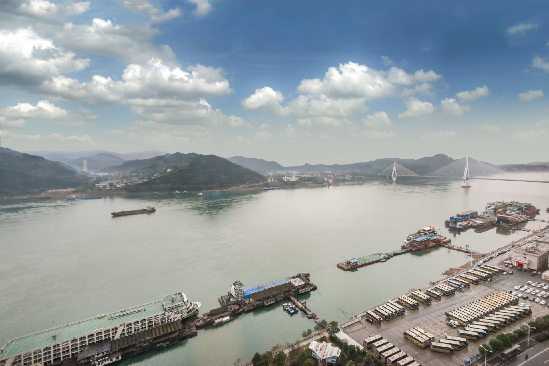 Vista Exterior Crowne Plaza Yichang by IHG