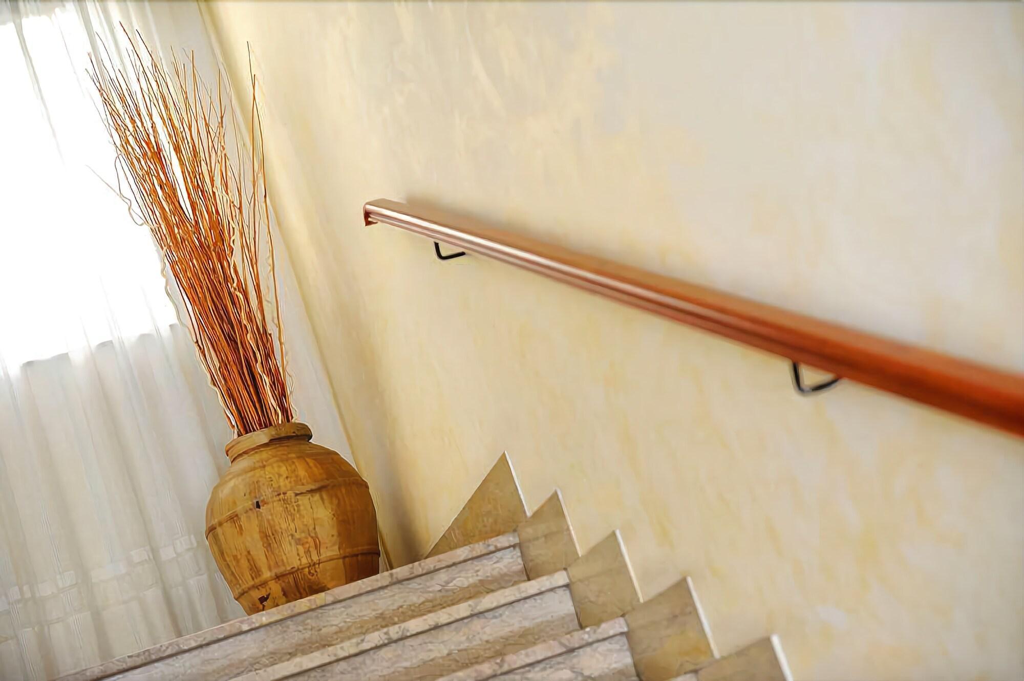 Vista Lobby Hotel Bridge