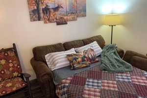 Alquiler Vacacional - Huckleberry Trails is a peaceful 2-bedroom cabin secluded in mountain woodlands.