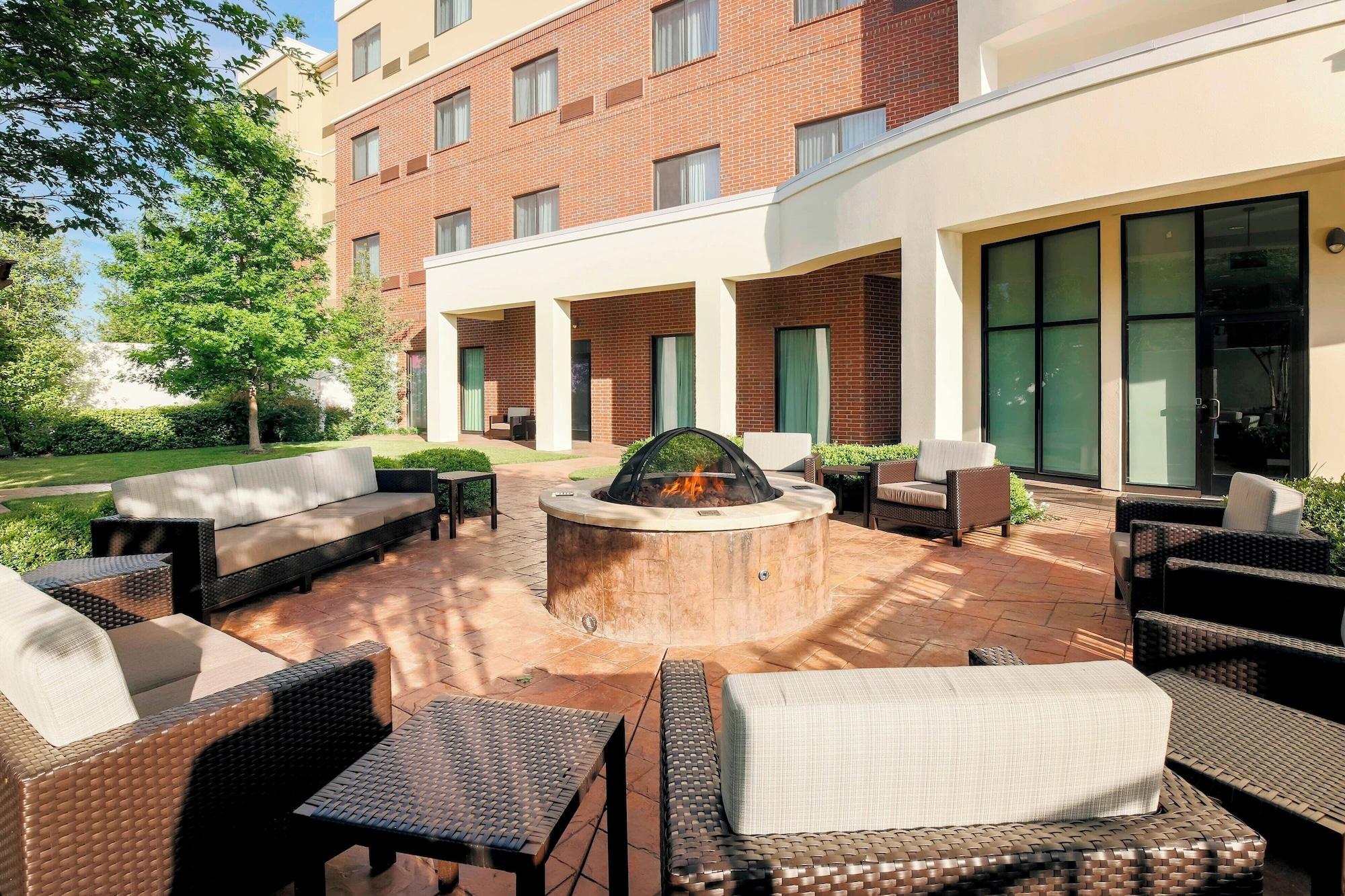 Vista Exterior Courtyard by Marriott Dallas Arlington South