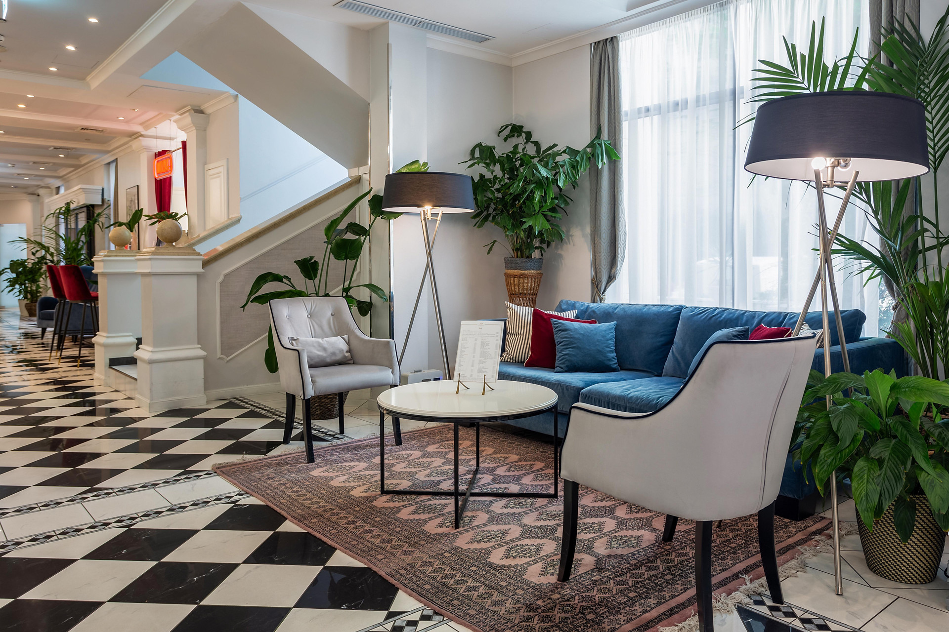 Vista Lobby Queen's Court Hotel & Residence