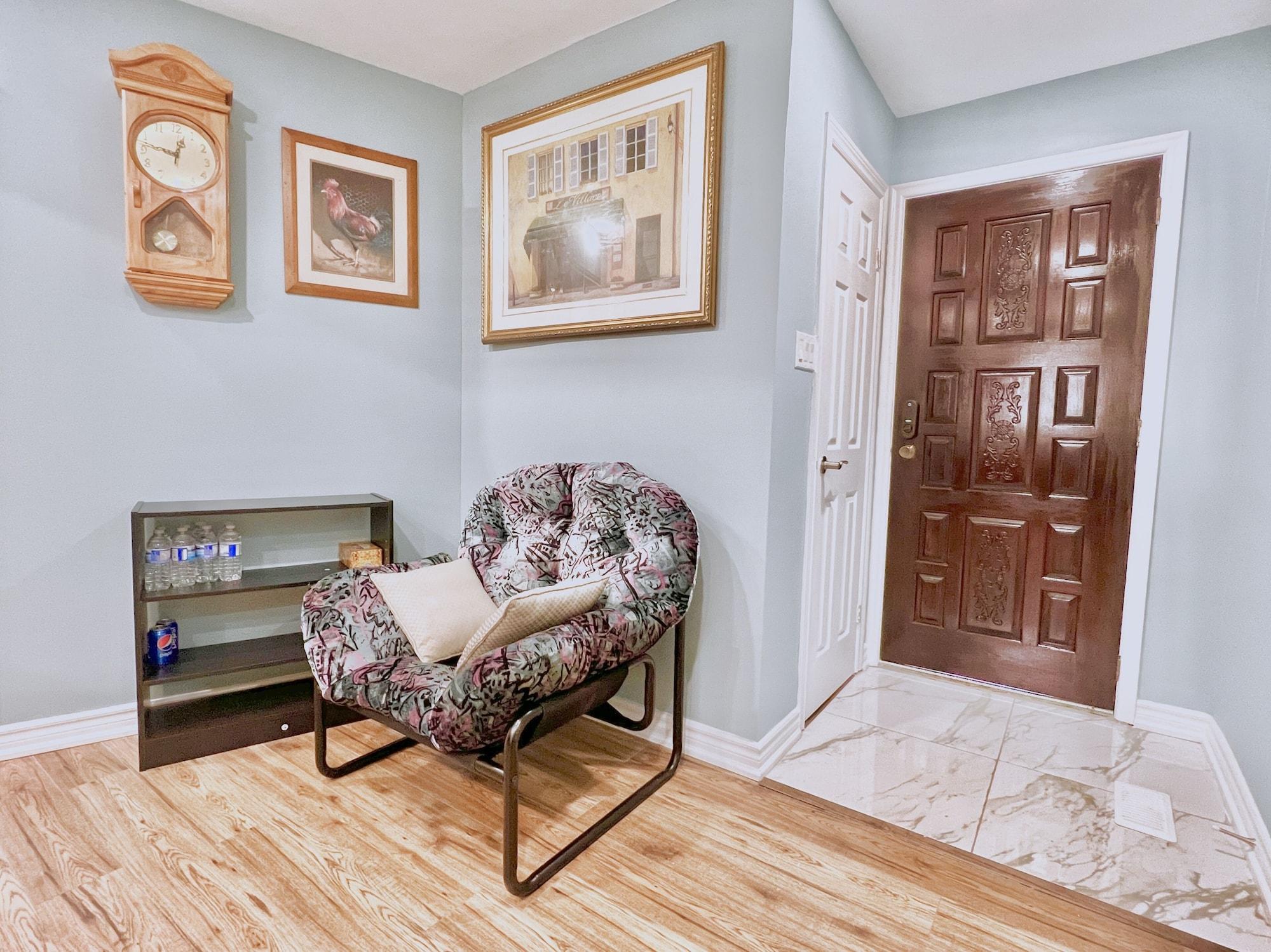 Vista Exterior Renovated Rooms 10-min to Finch Subway Near Yonge St