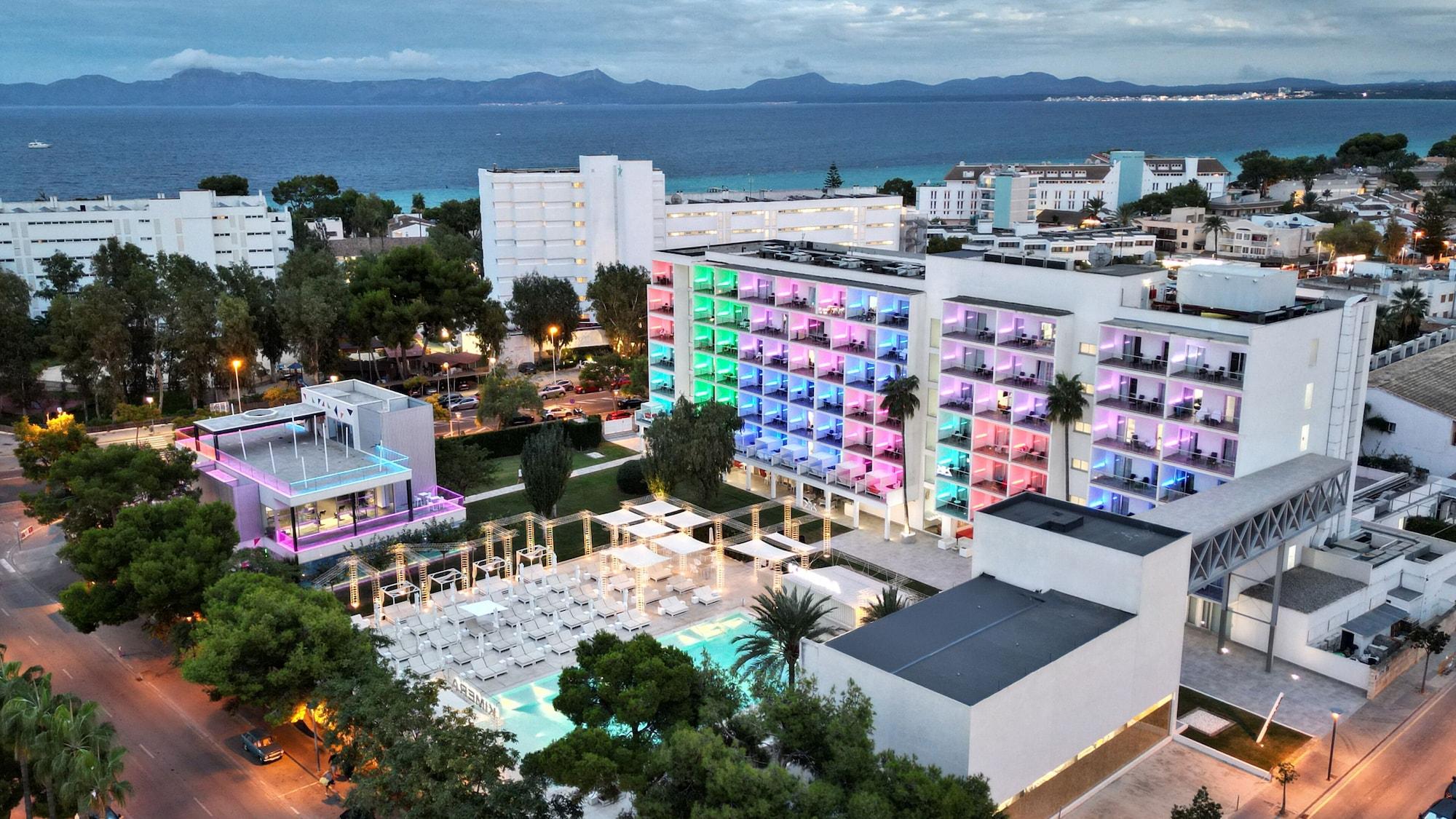Vista Exterior Hotel Astoria Playa - Adults Only