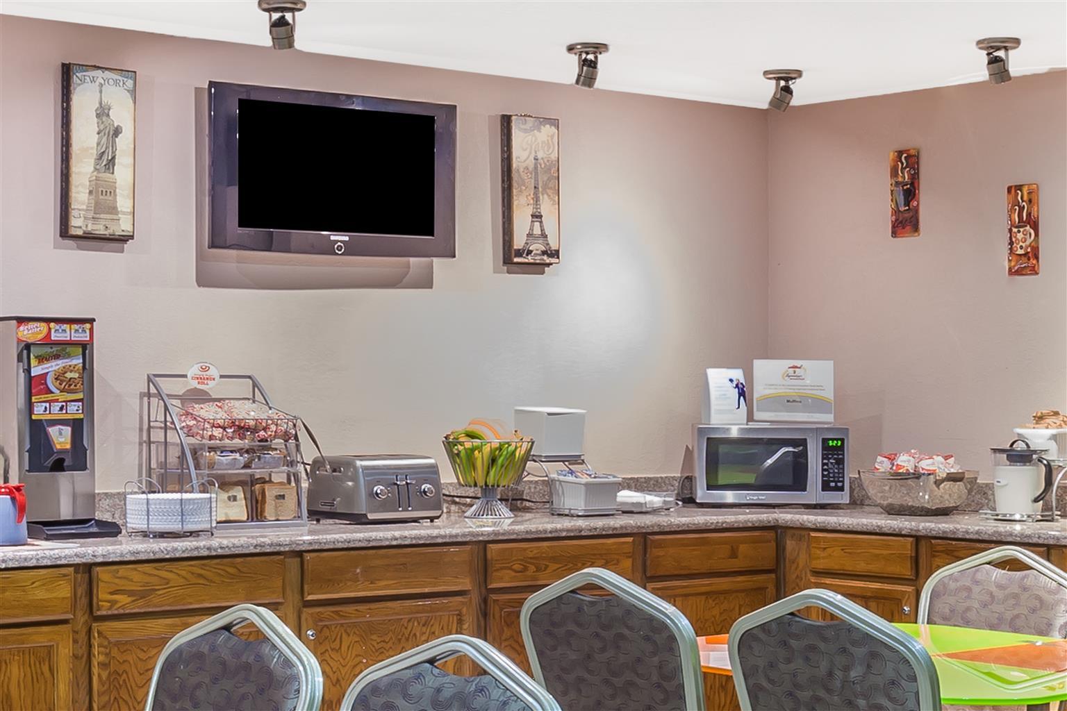Restaurant Super 8 by Wyndham Irving DFW Airport/South