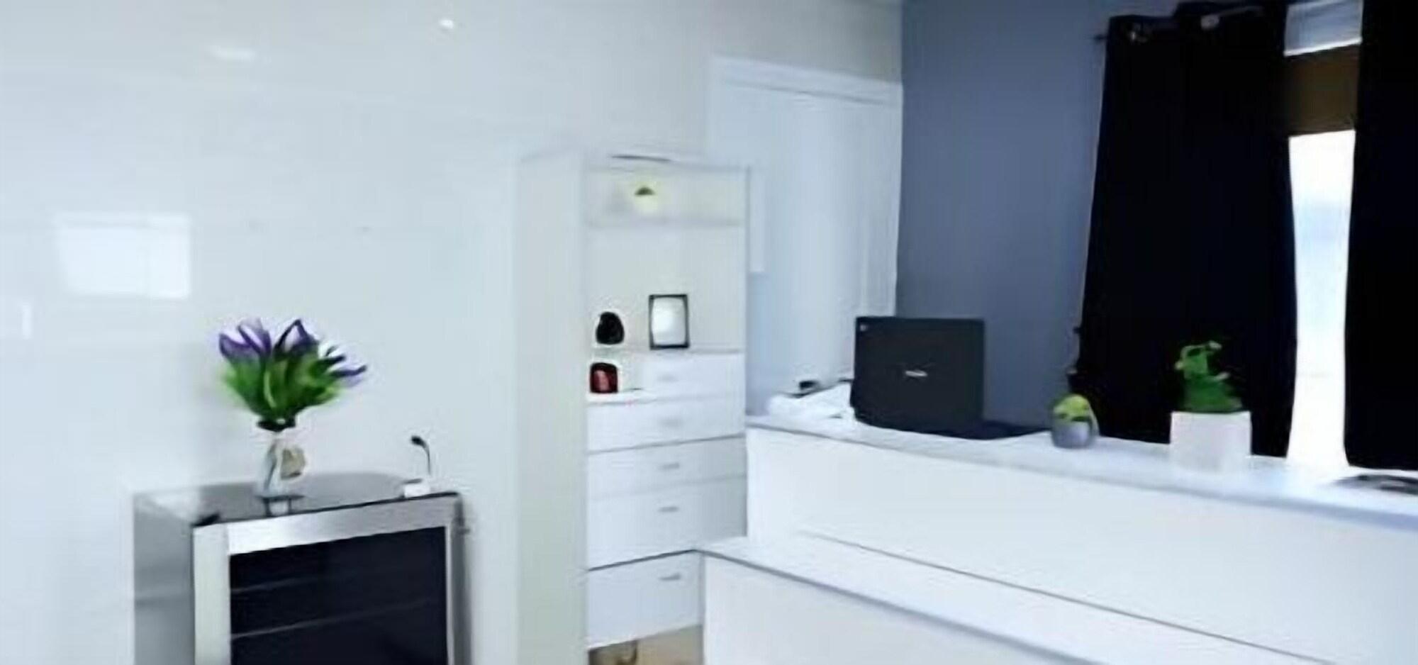 Vista Lobby Yellow Pillow inn