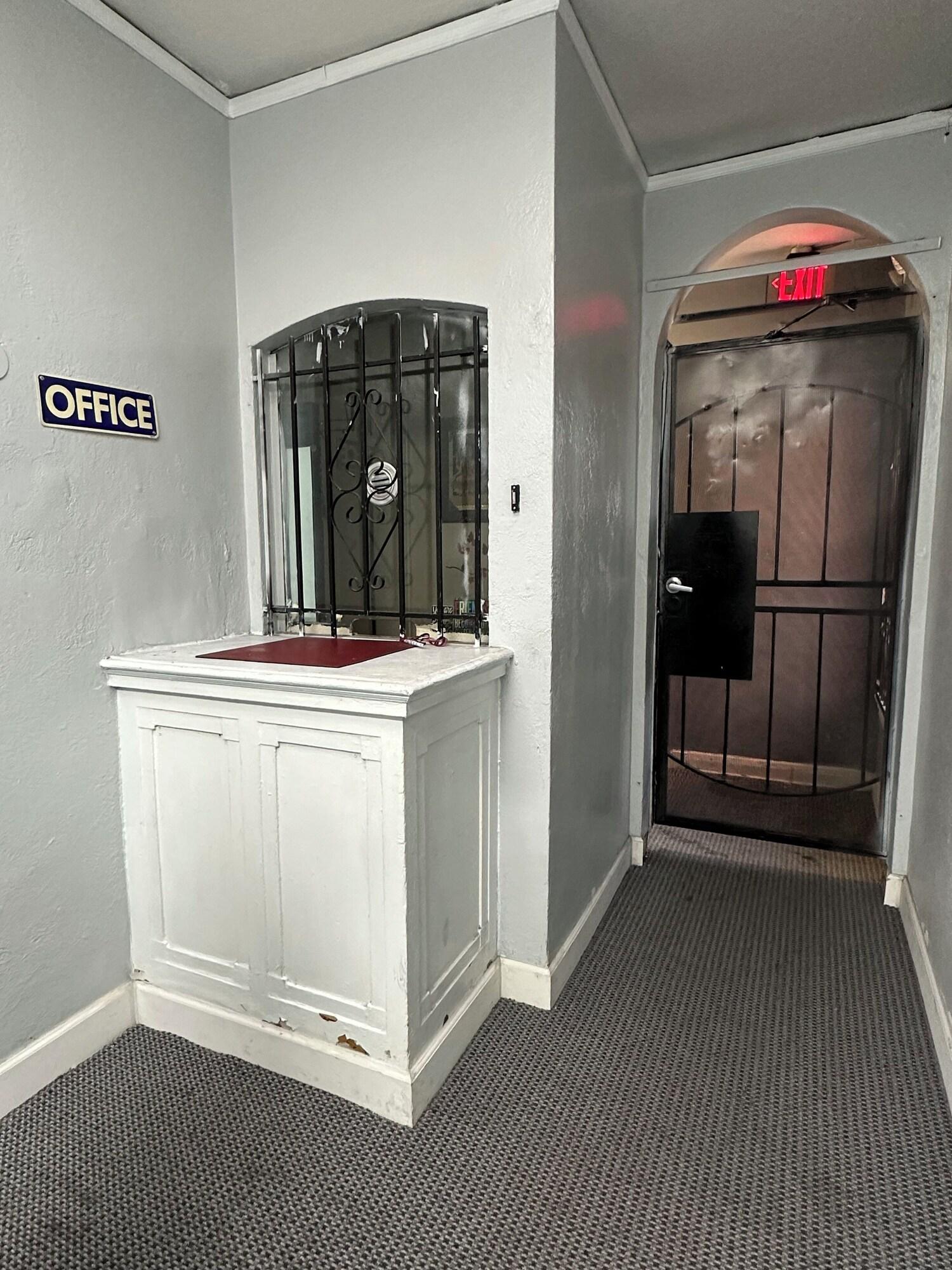 Vista Lobby Unity Hotel - No Parking & Rooms Are Upstairs