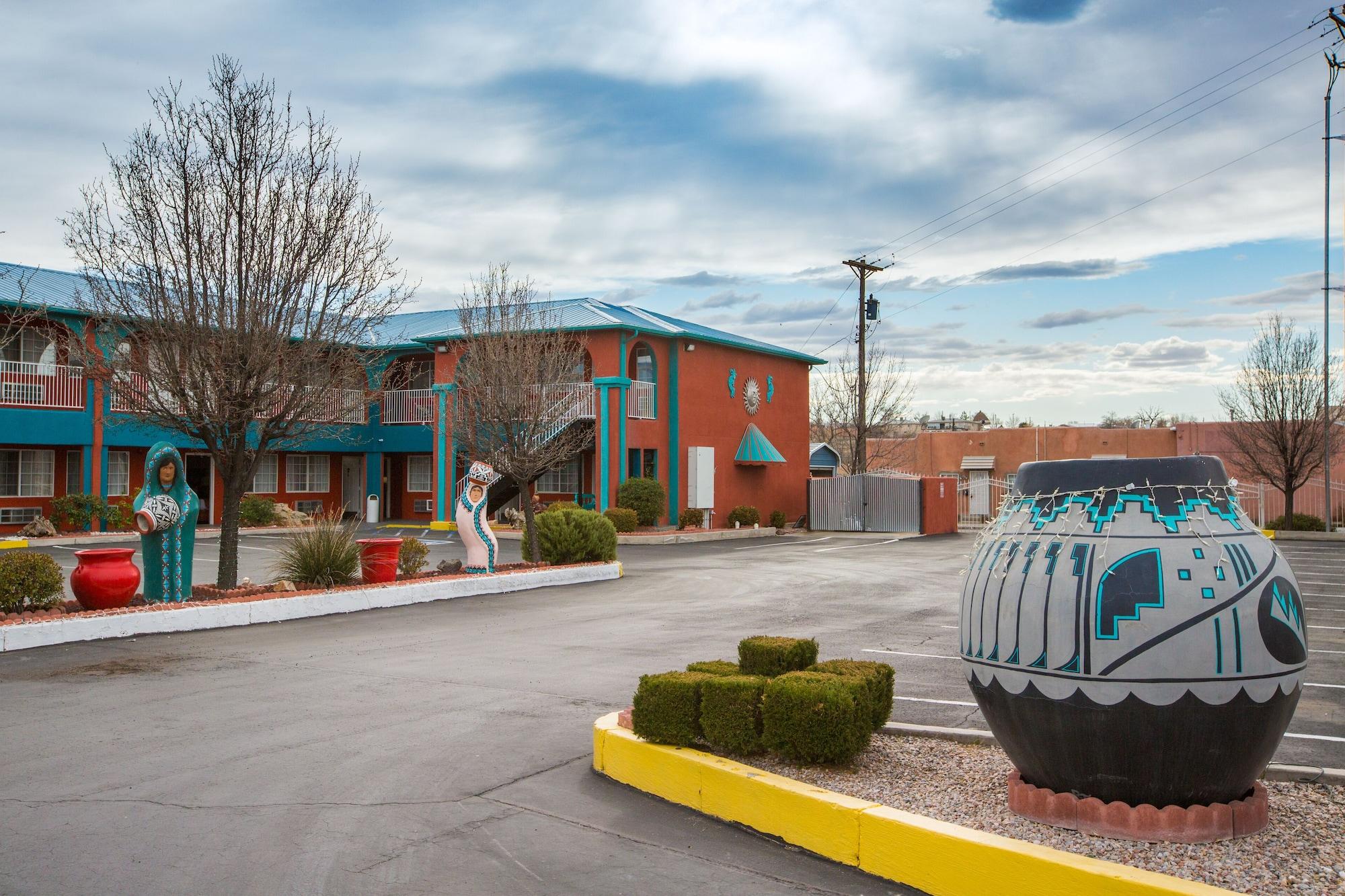 Vista Exterior Sandia Peak Inn Old Town ABQ, a Howard Johnson by Wyndham