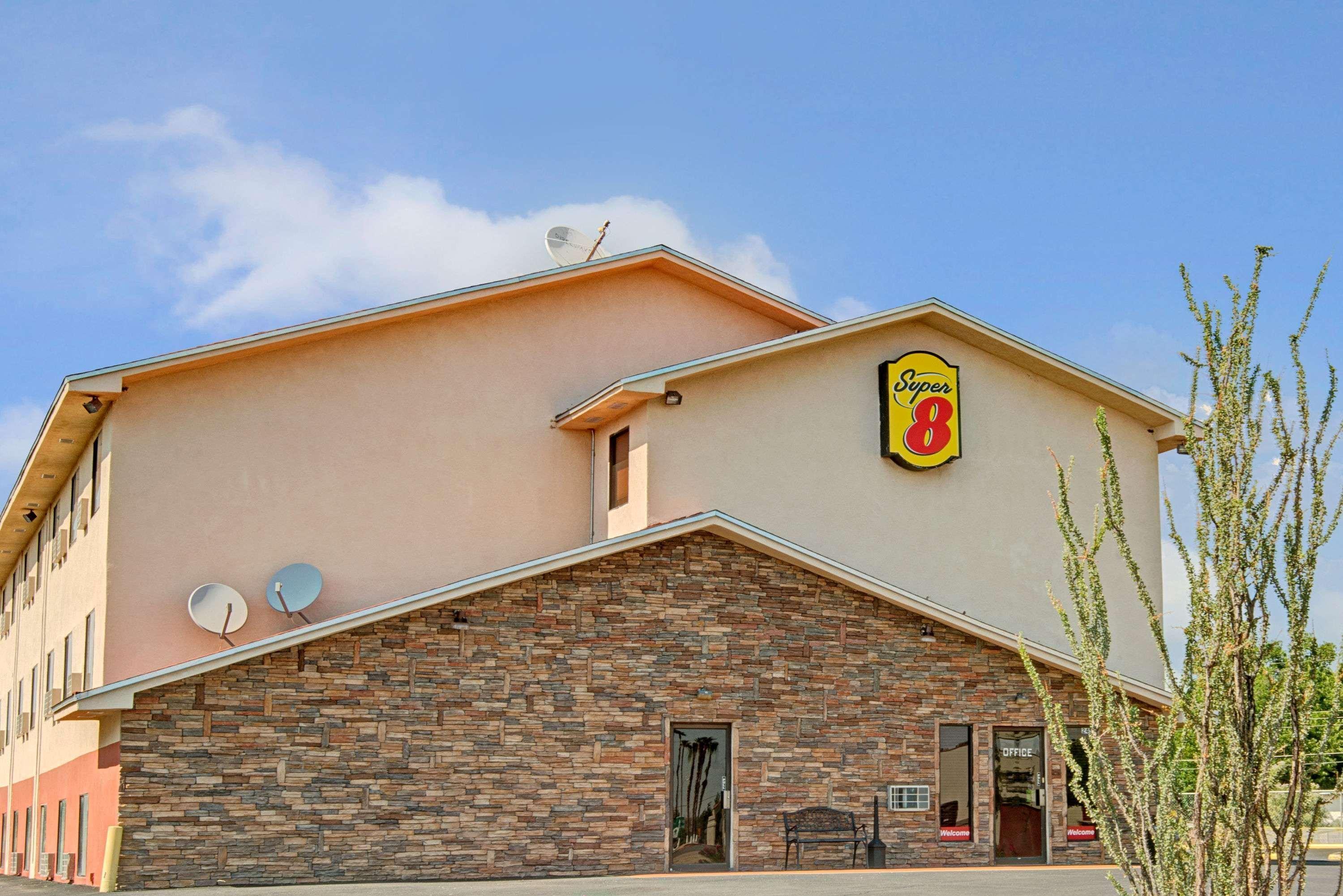Vista Exterior Super 8 by Wyndham Las Cruces University Area