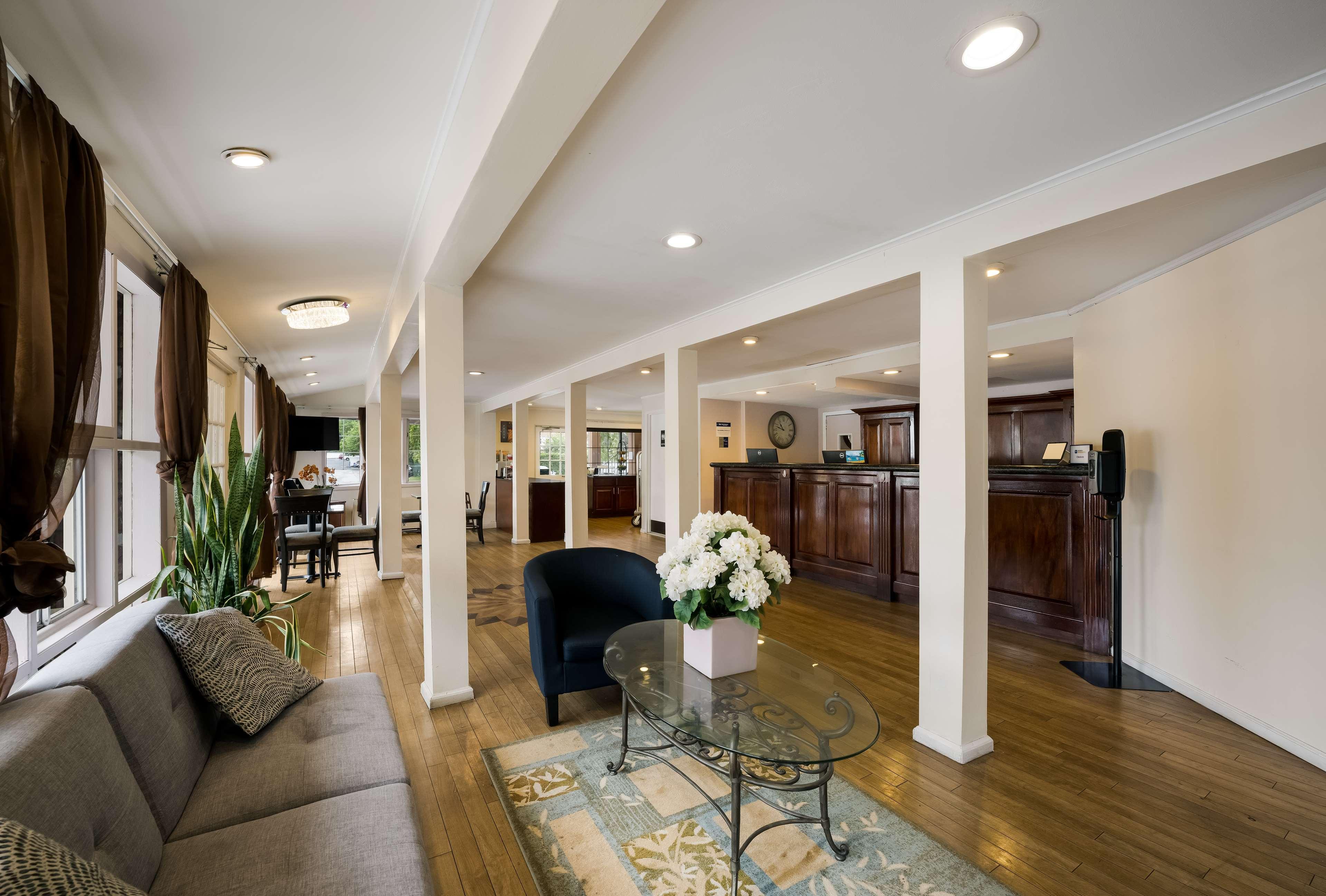 Vista Lobby SureStay Plus by Best Western Woodbury Inn