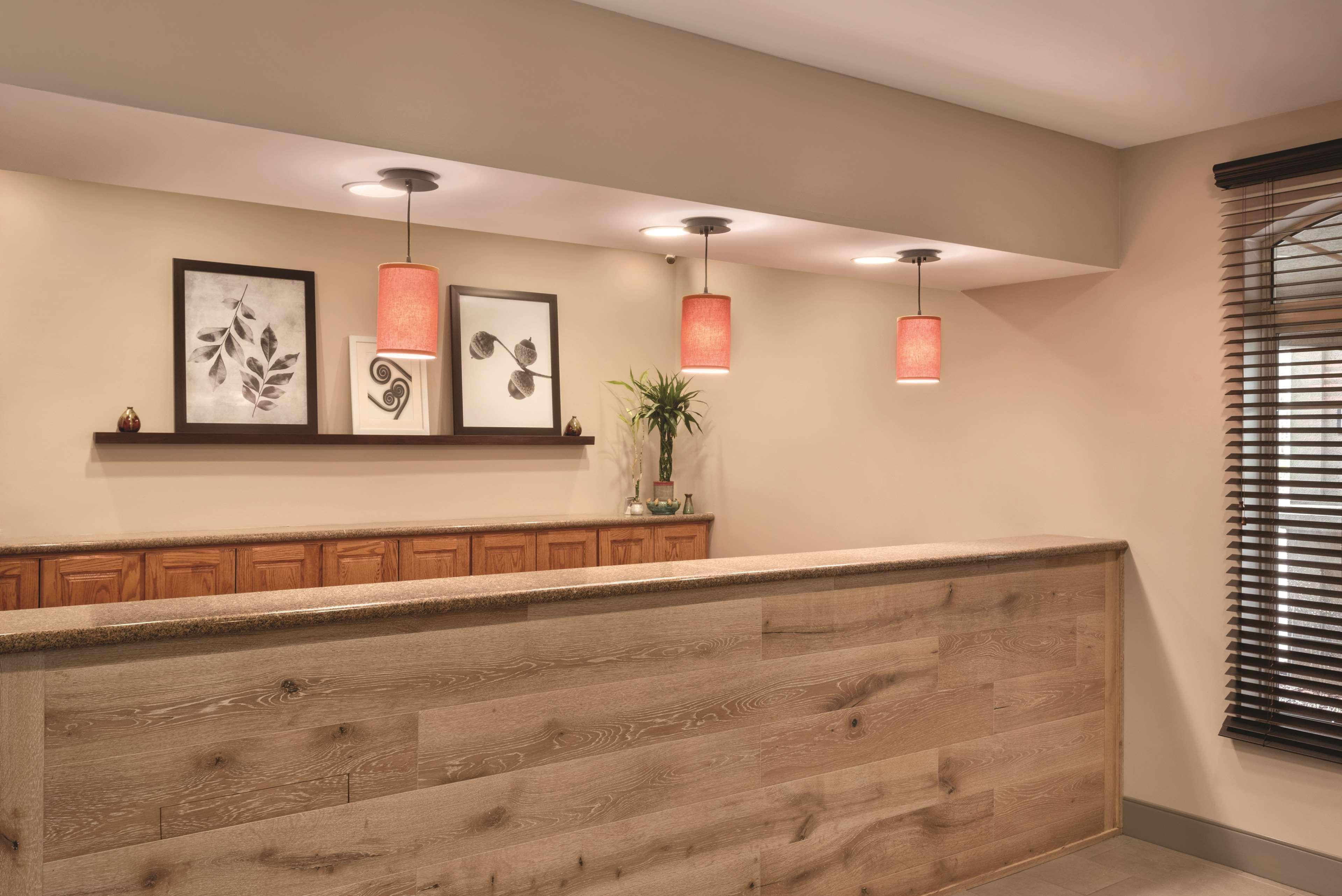 Vista Lobby Country Inn & Suites by Radisson, Valparaiso, IN