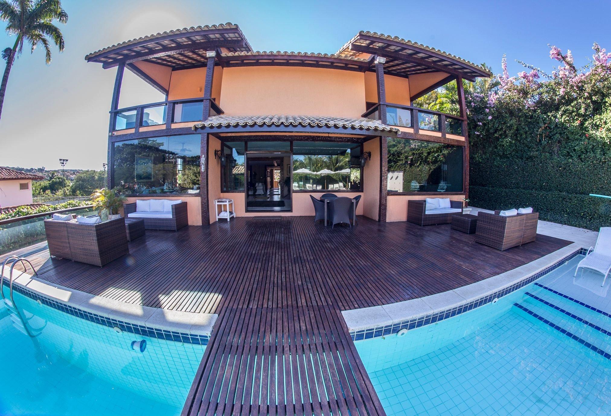 Vista Exterior Mansão com Onze Suítes à Menos de 2 Minutos Caminhando para a Praia da Ferradura Por Luxury Rentals