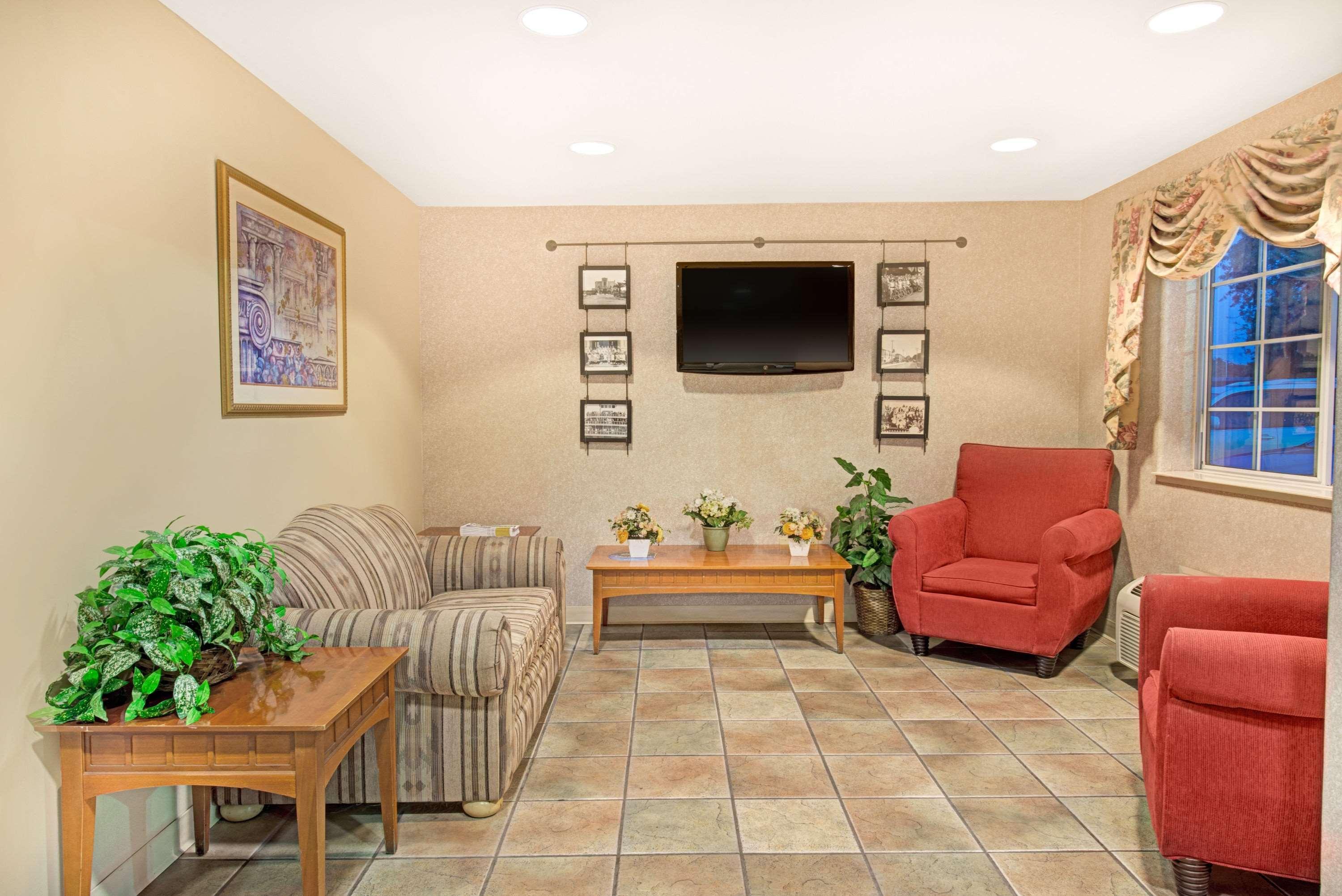 Vista Lobby SureStay by Best Western Sacramento South Natomas