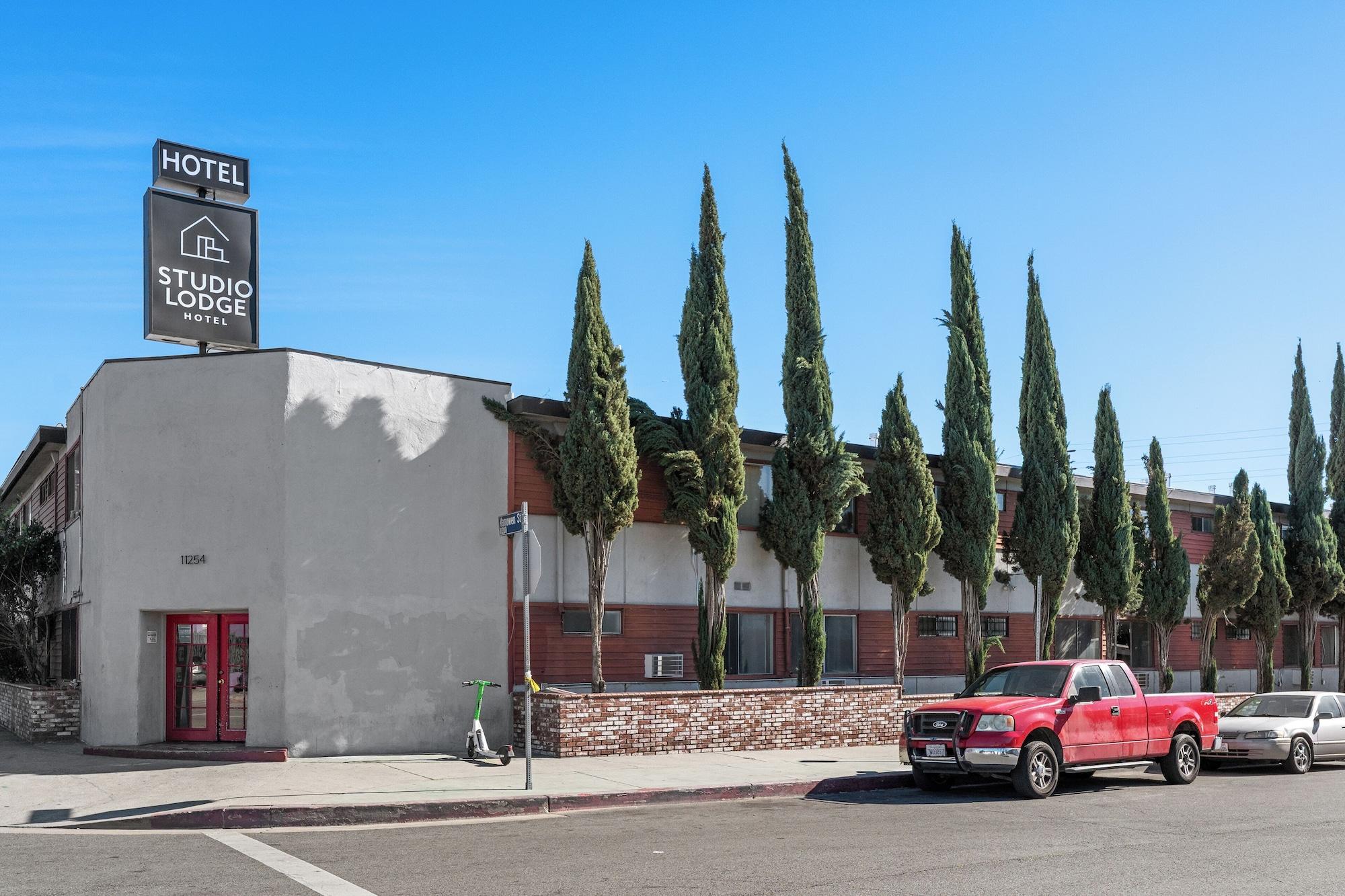 Vista da fachada Studio Lodge Hotel
