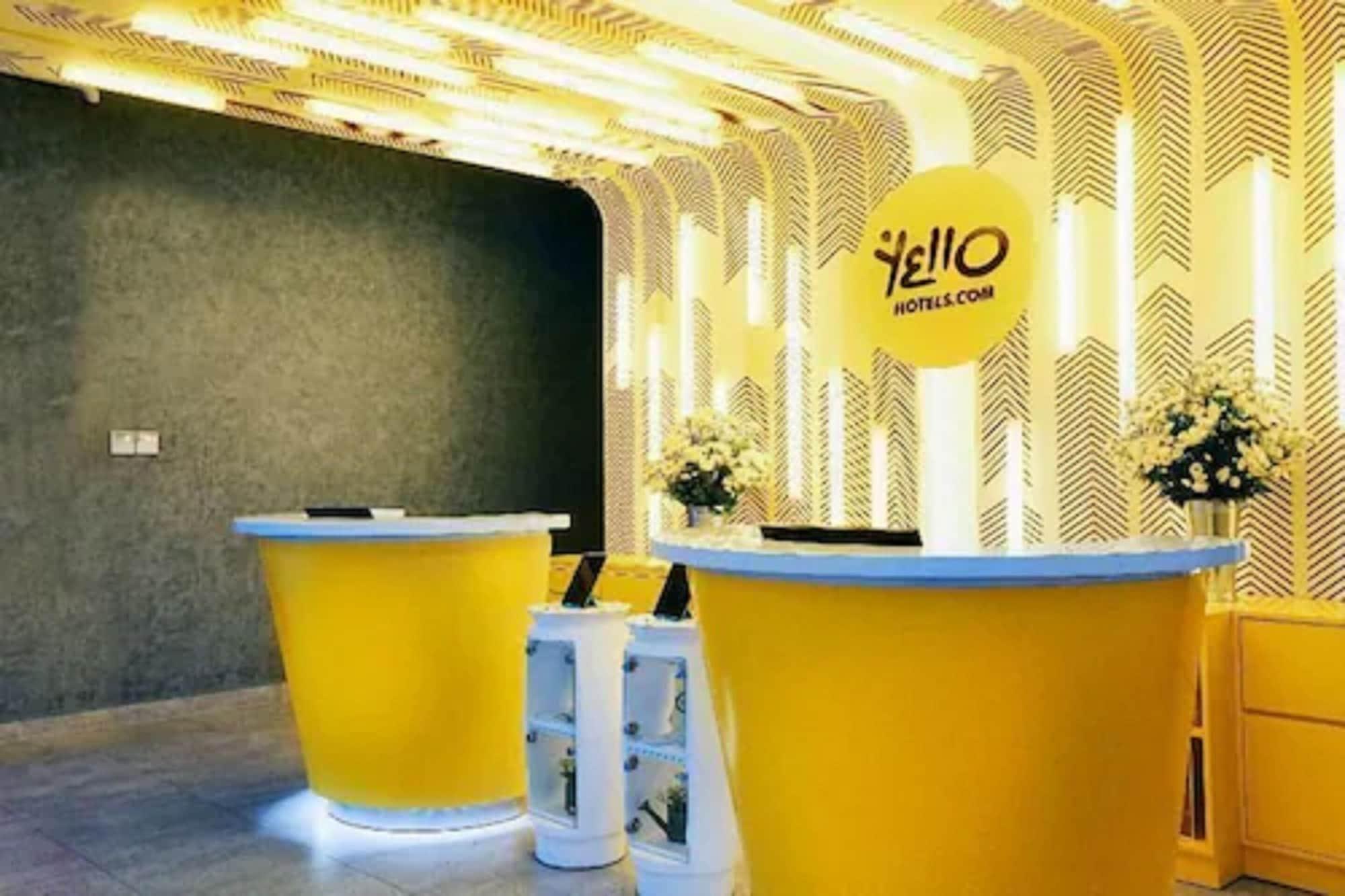 Vista Lobby YELLO Hotel Paskal Bandung