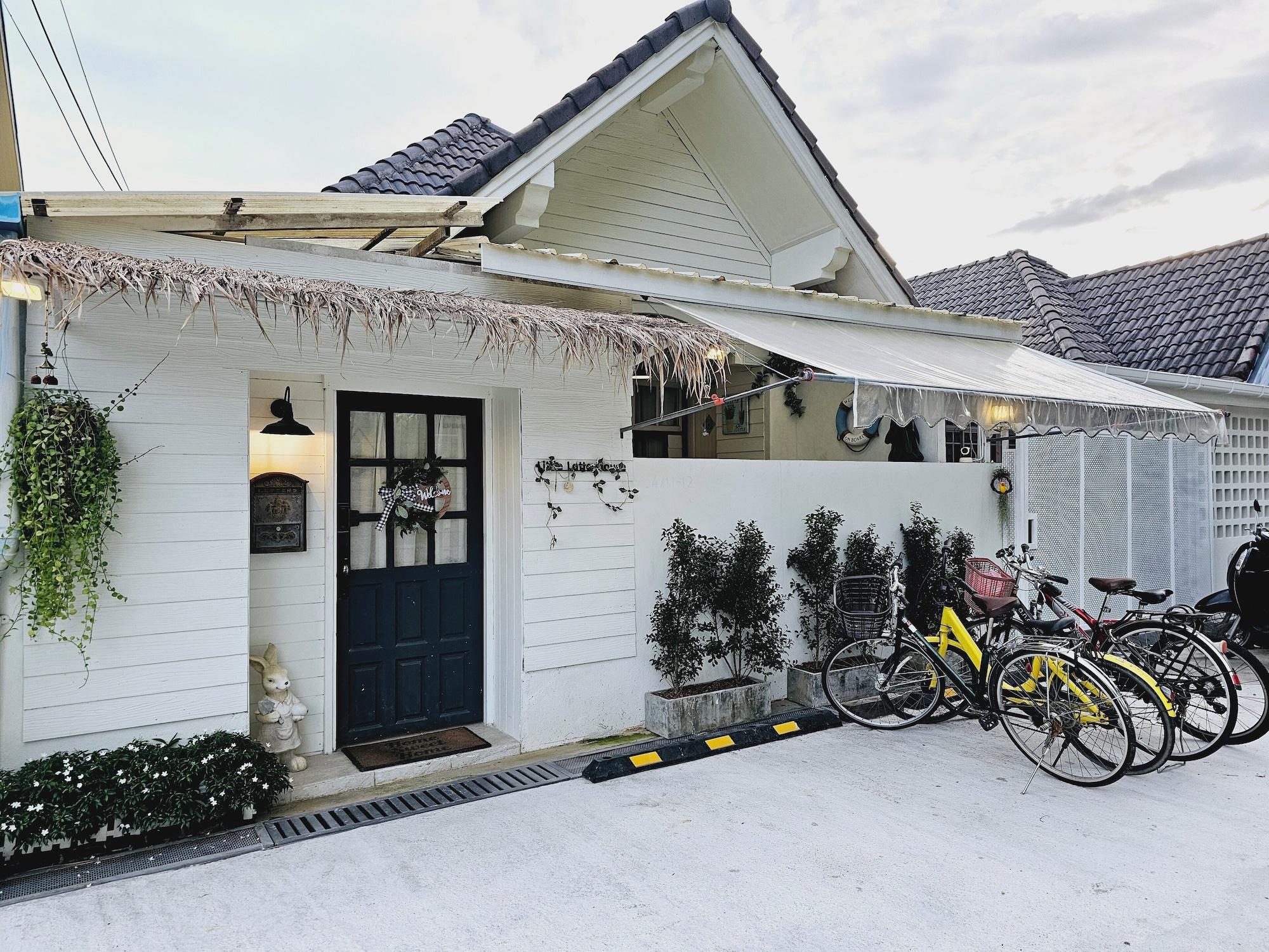 Varios Little Latte House