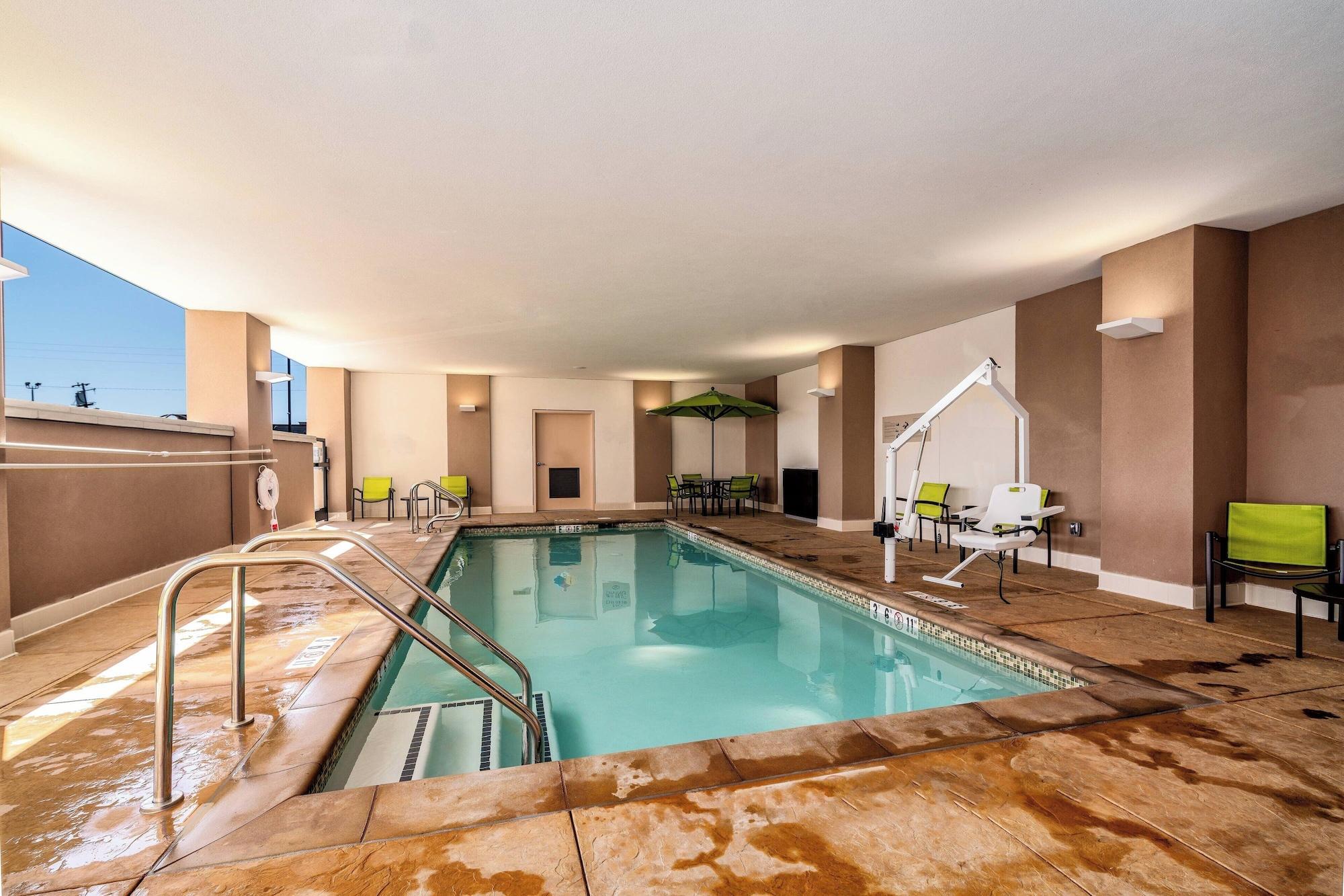 Vista Piscina SpringHill Suites by Marriott Oakland Airport