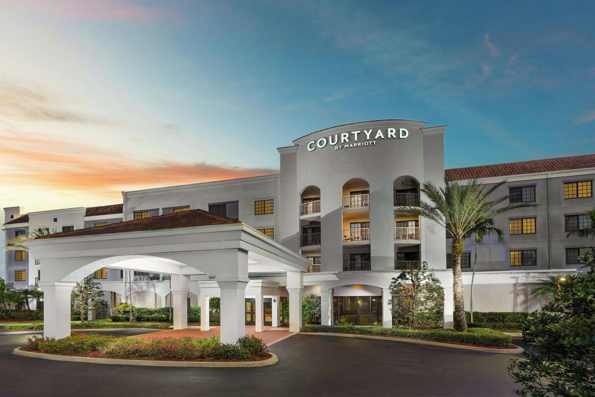 Vista Exterior Courtyard By Marriott Stuart