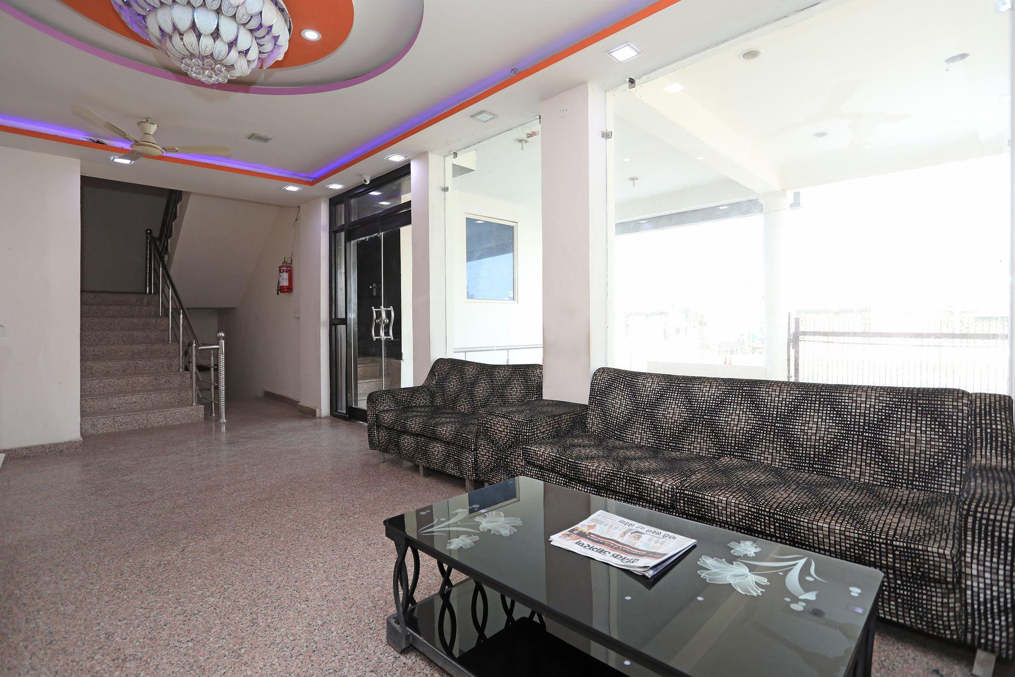 Vista Lobby OYO 3426 The Grand White Inn
