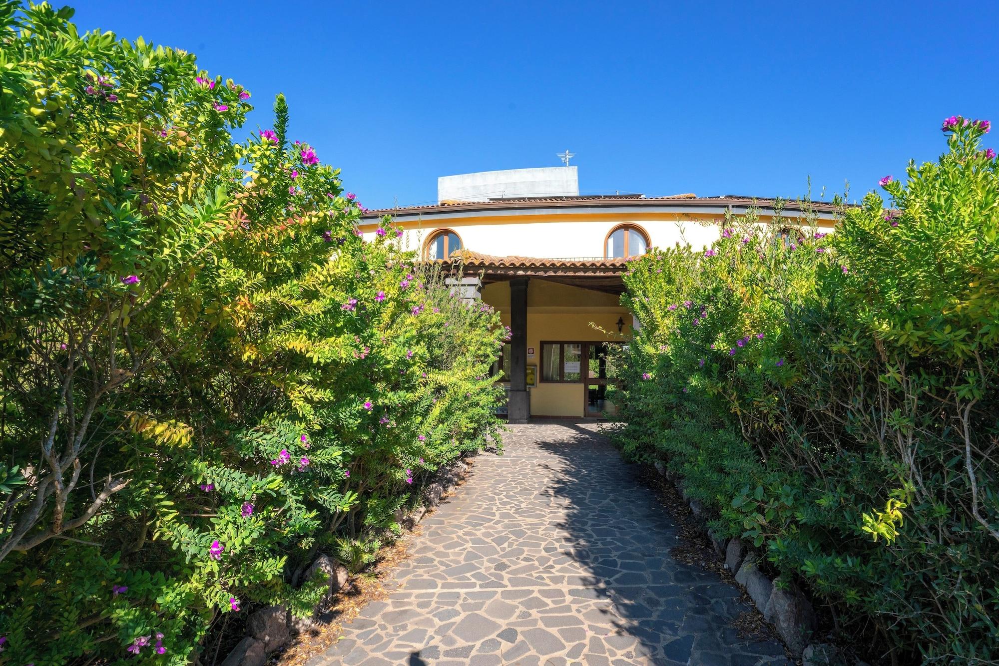 Vista Exterior Hotel Medar with pool in Arborea
