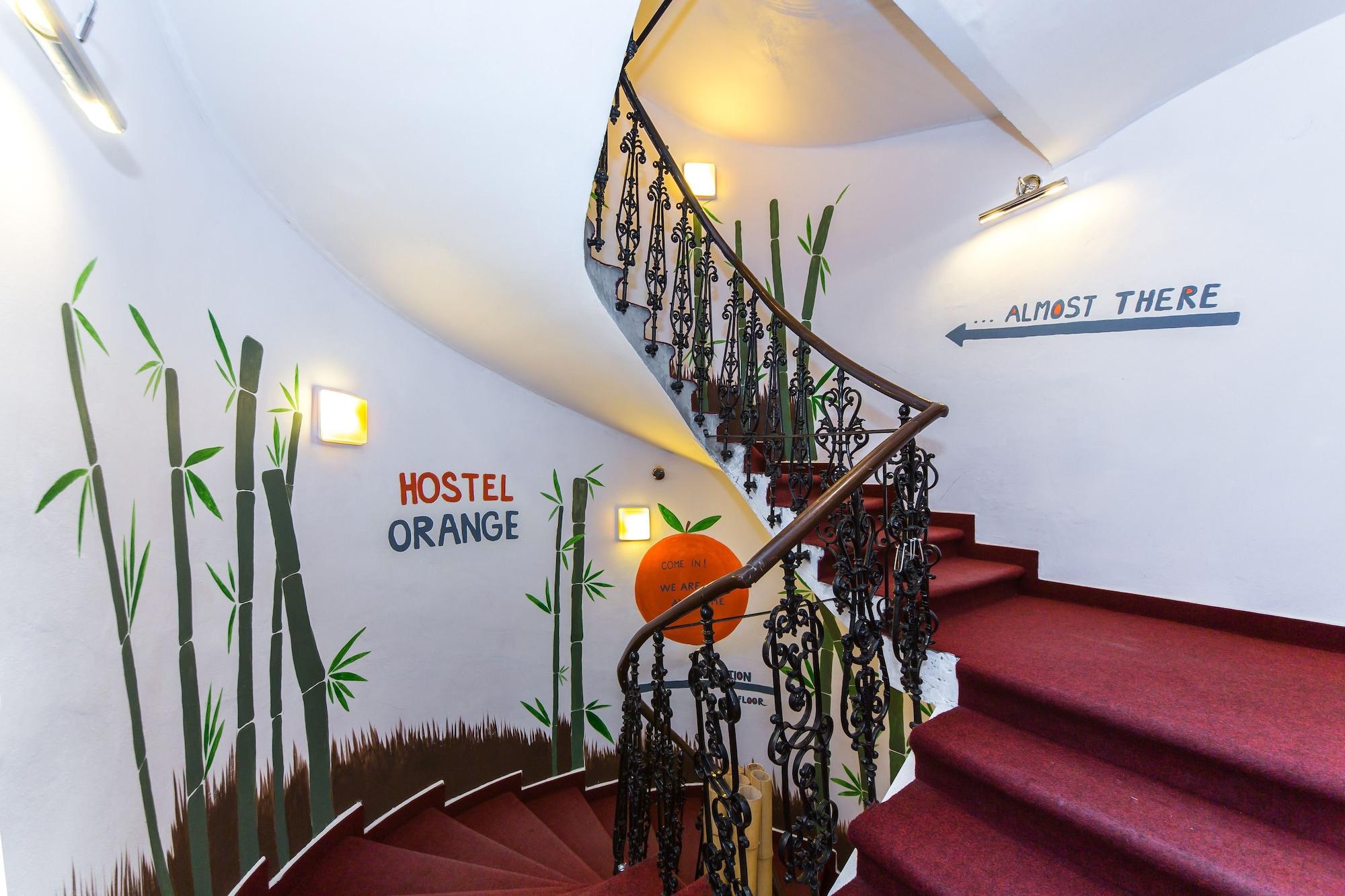 Varios Hostel Orange
