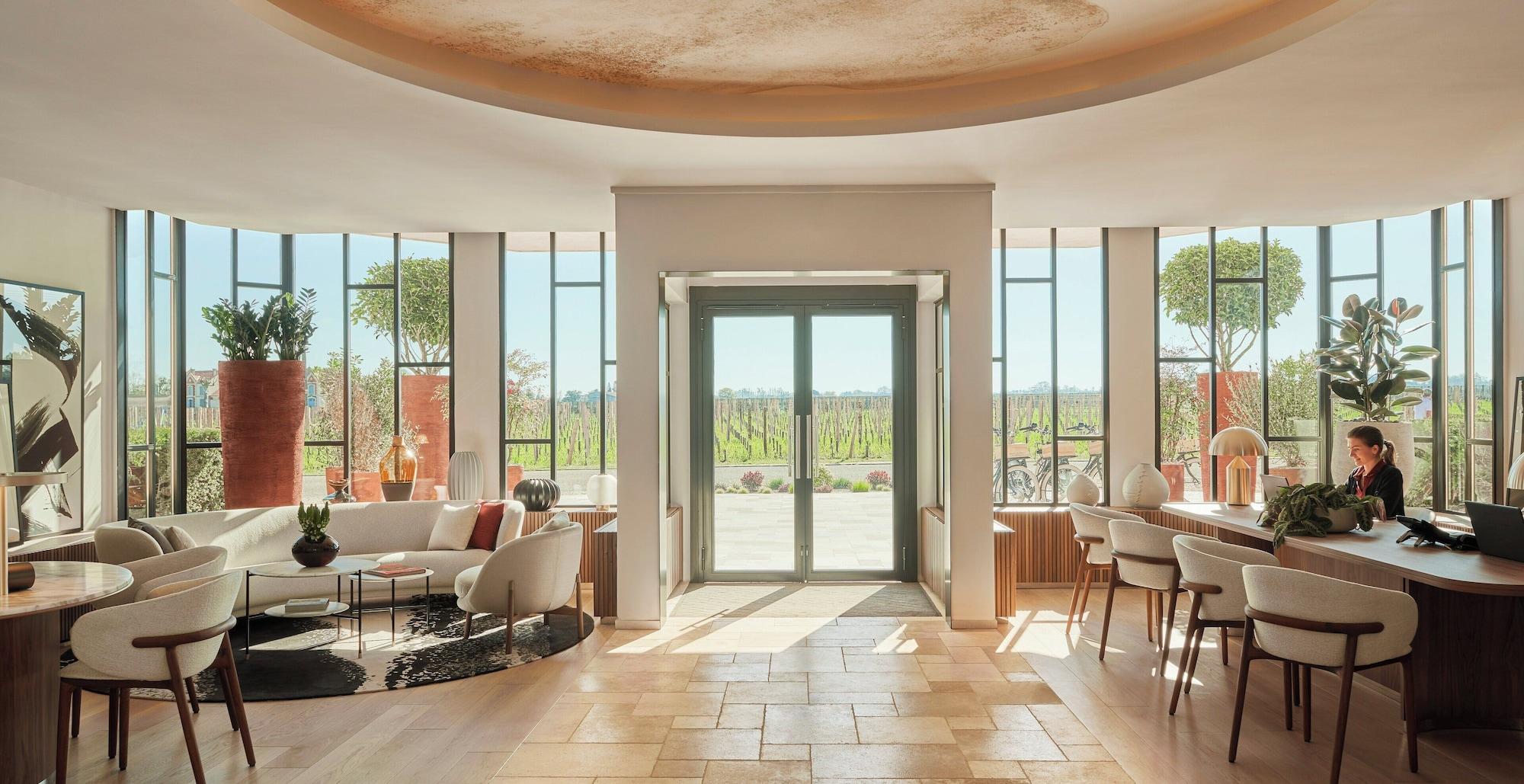 Vista Lobby Château Hotel Grand Barrail