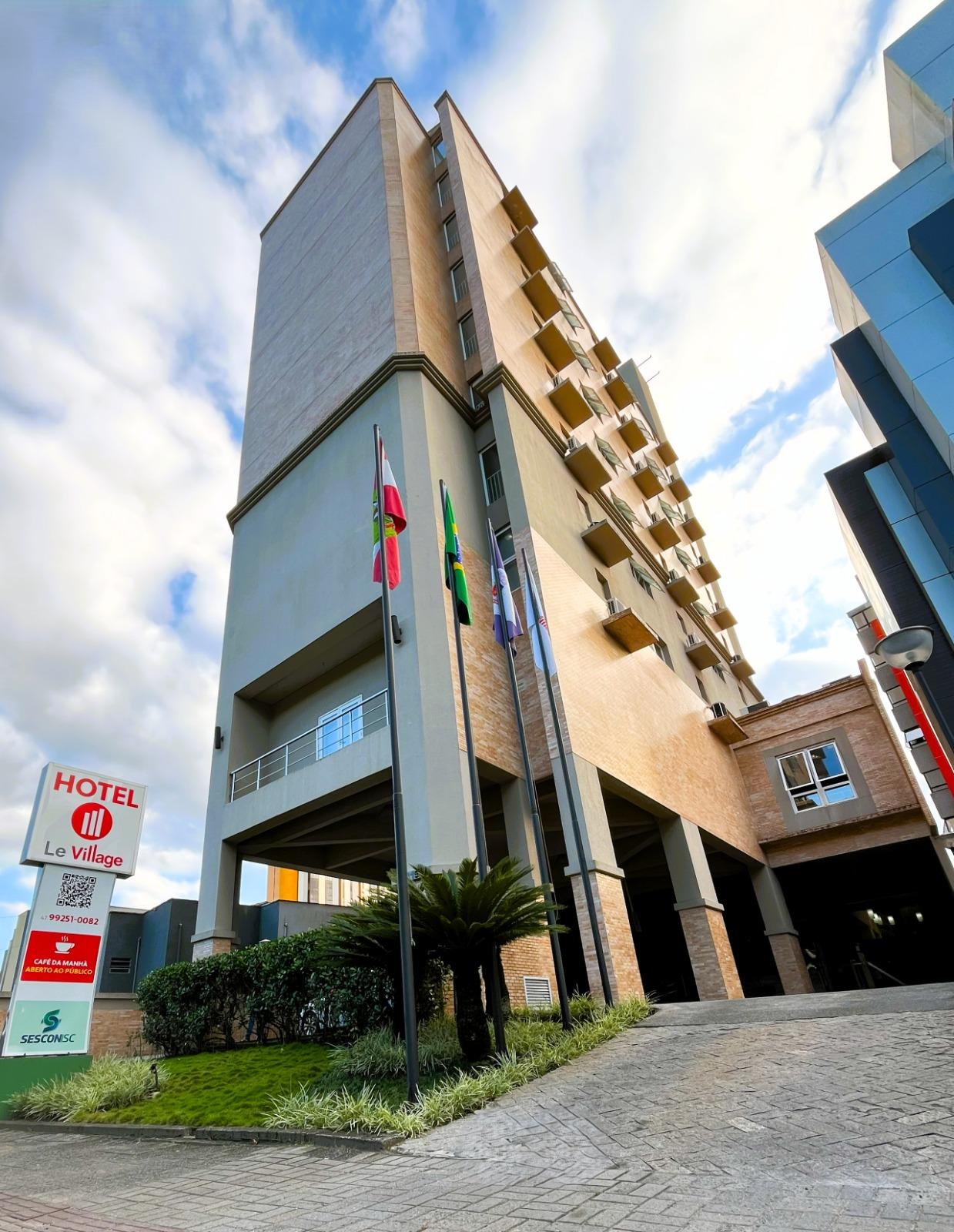 Vista da fachada Le Village Flats e Hotel