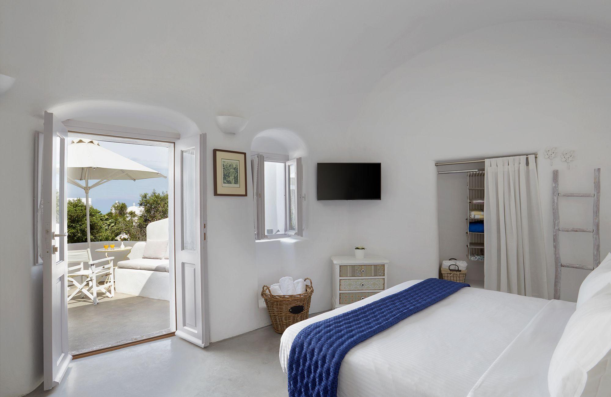Varios Naftilos Houses