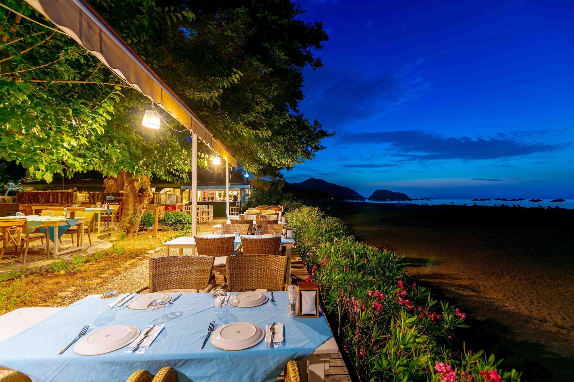 Varios Etenna Beach Bungalows