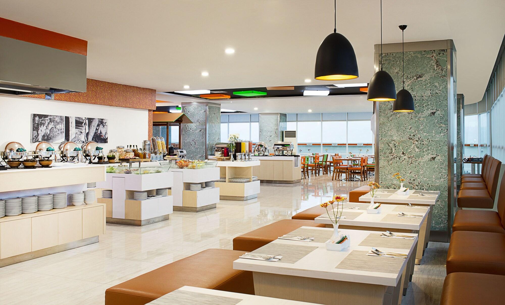 Restaurant HARRIS Hotel Sentraland Semarang